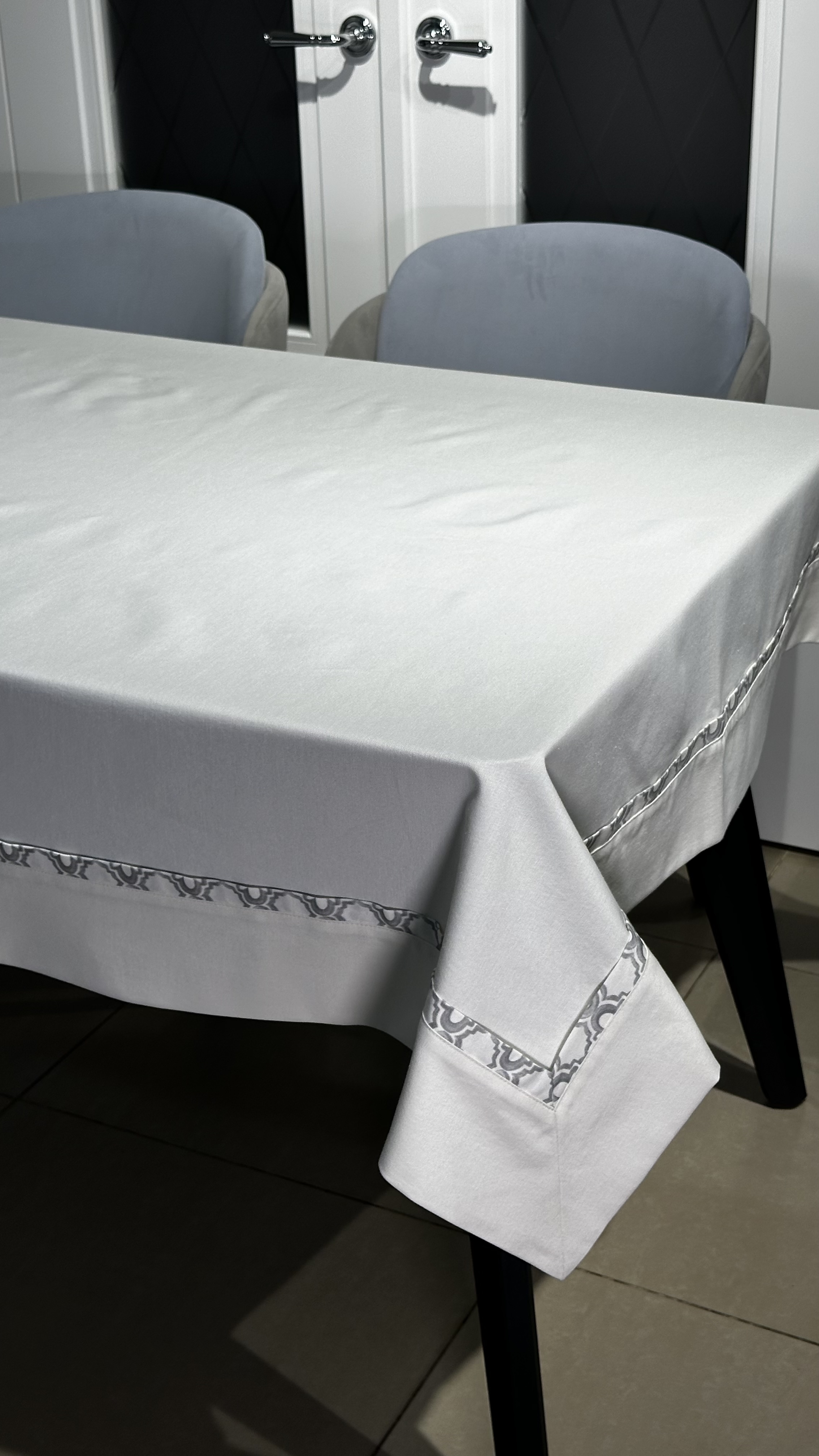 Скатертина молочна з кантом 558, 150х220 підгиб 10см