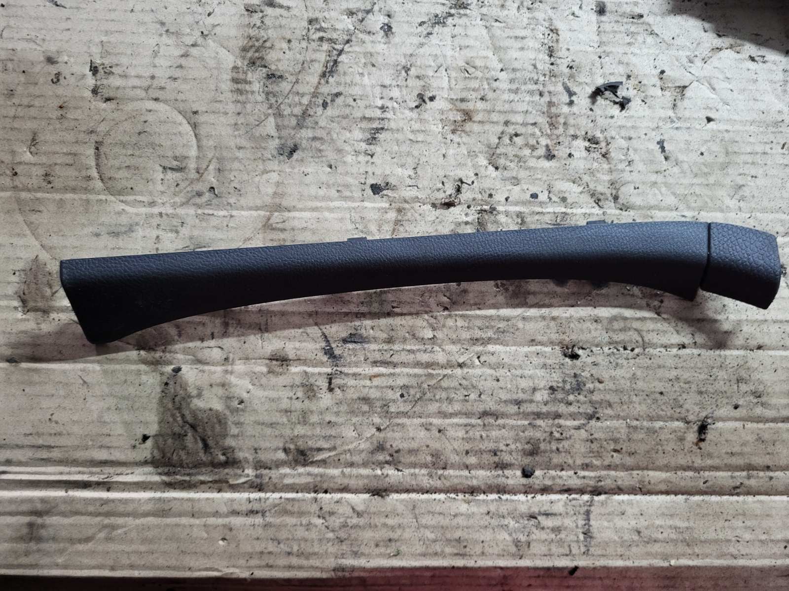 Обшивка стойки передньої лівої Passat B6