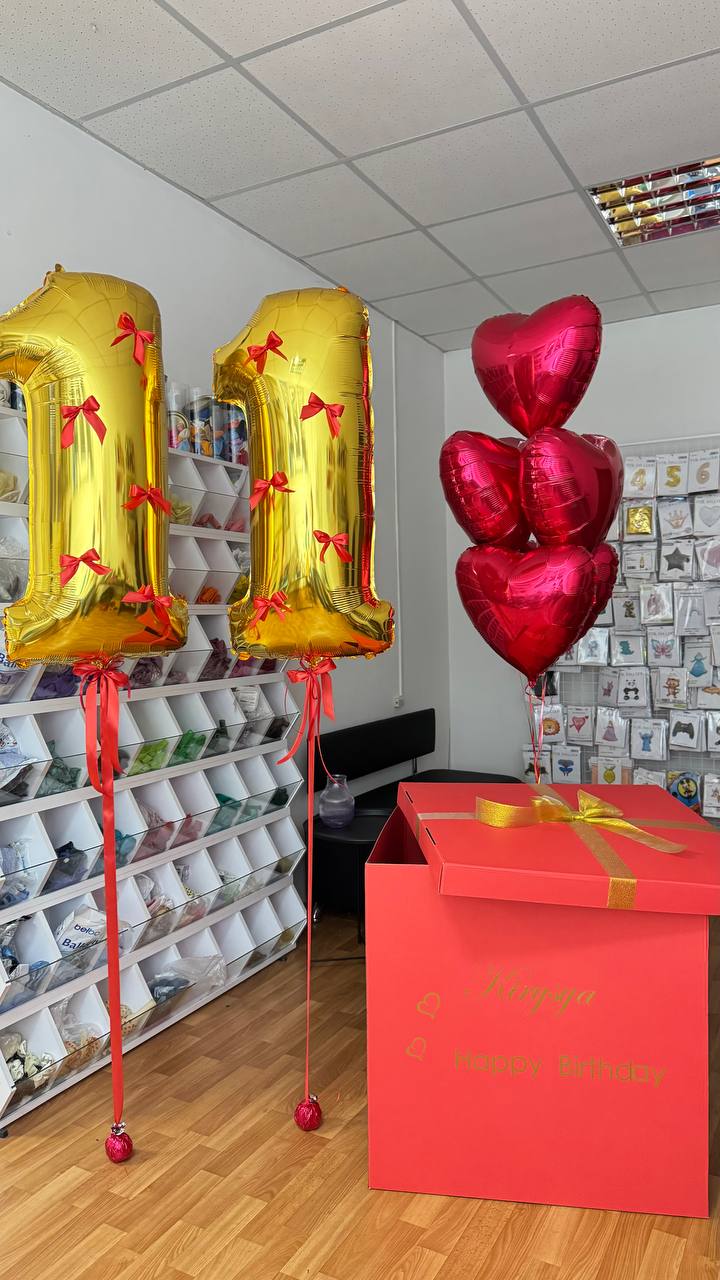 Подарунковий набір «Подвійне свято» — коробка-сюрприз, дві цифри з бантами та 5 фольгованих сердець