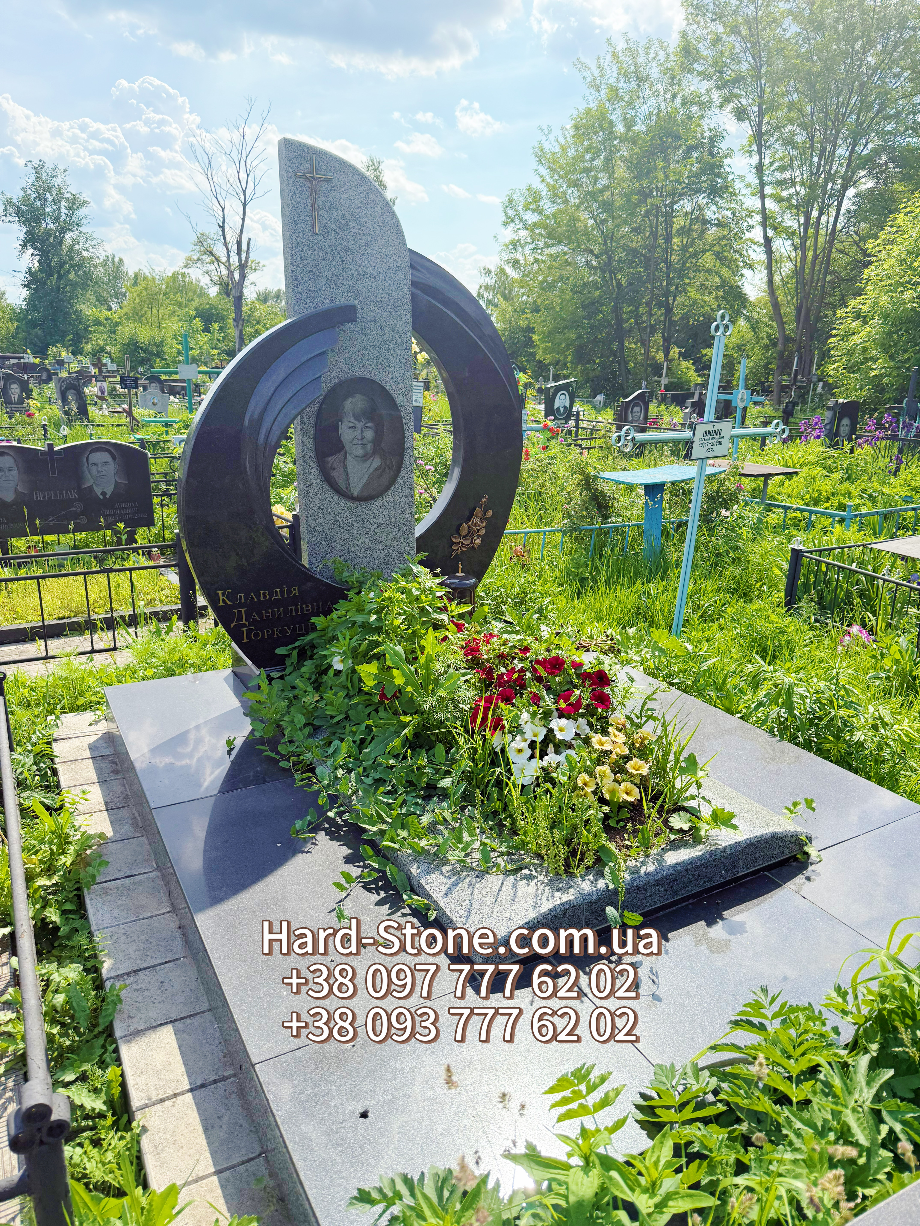 Пам'ятник абстракція