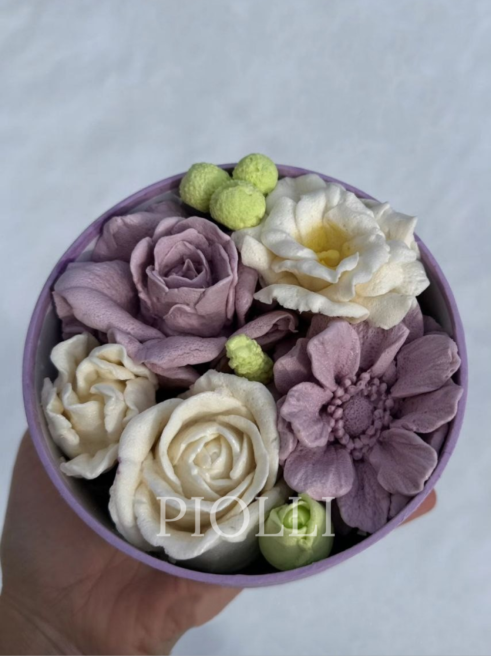 Коробка с зефірними квітами D12см