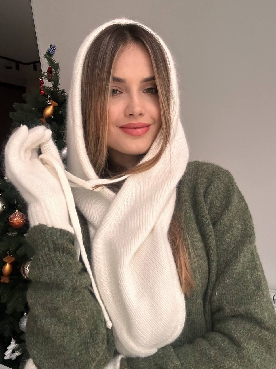 Капор на кнопках білий