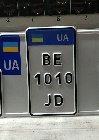 Номер на мотоцикл зменшений під вертикальний американський розмір 104 на 180 мм