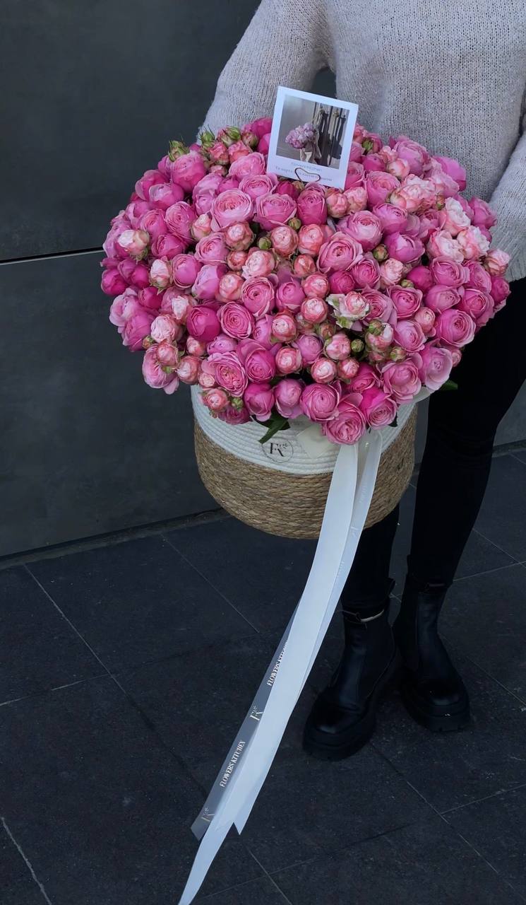 Мікс кущових піоновидних троянд у корзині