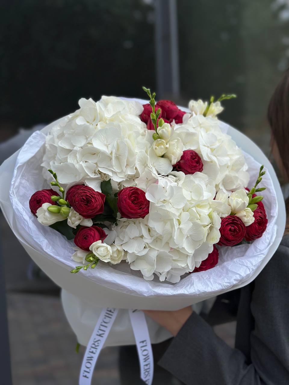 Поєднання гортензій із кущовими трояндами та фрезією