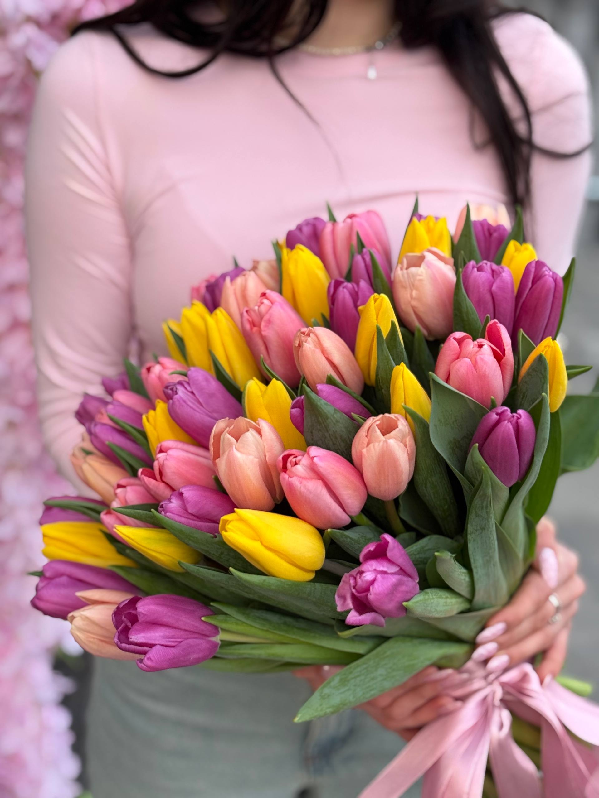 Букет із міксованих тюльпанів під стрічку