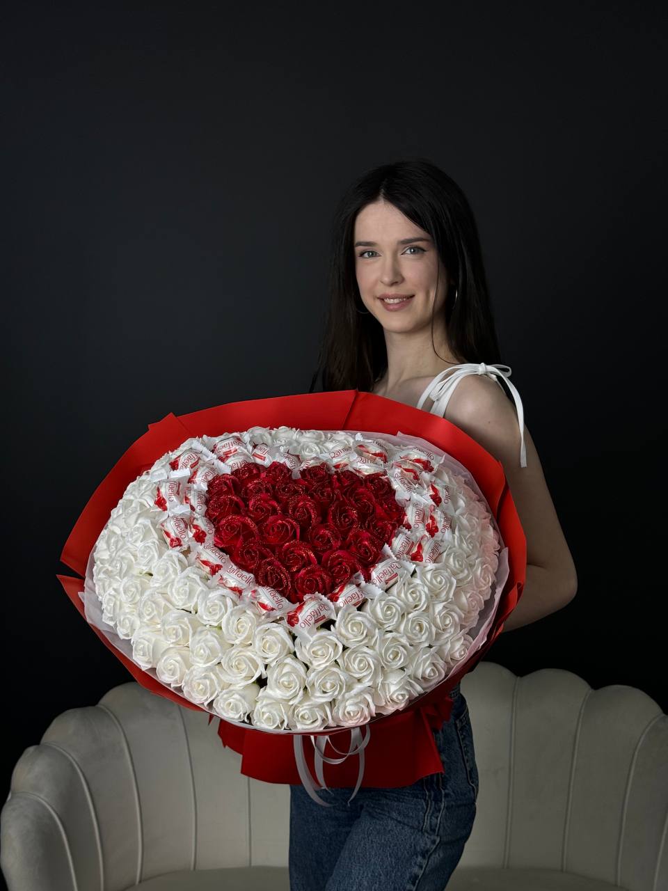 Білий з червоним серцем на 101 з блискітками та рафаелло