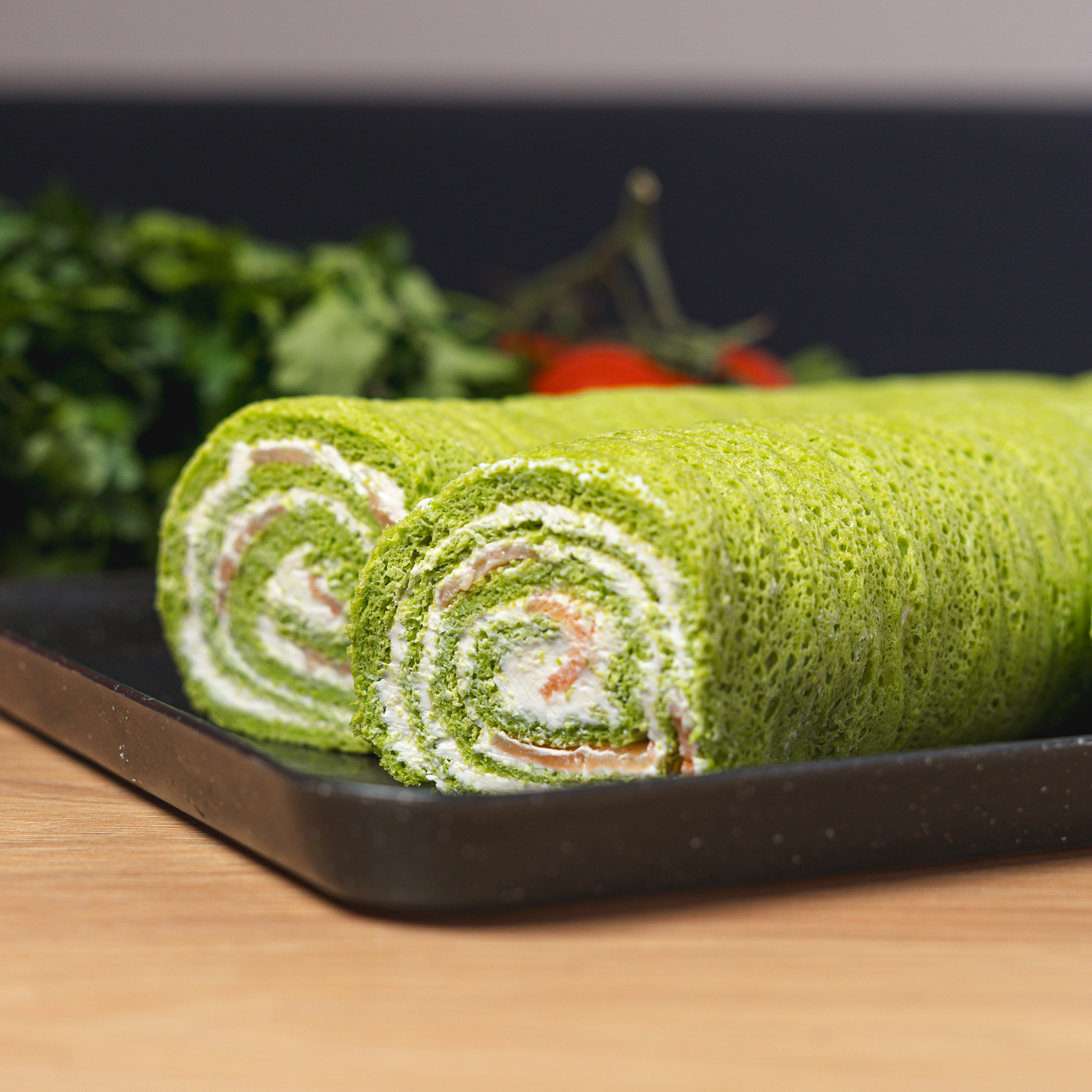 Рулет зі шпинату з крем-сиром та лососем