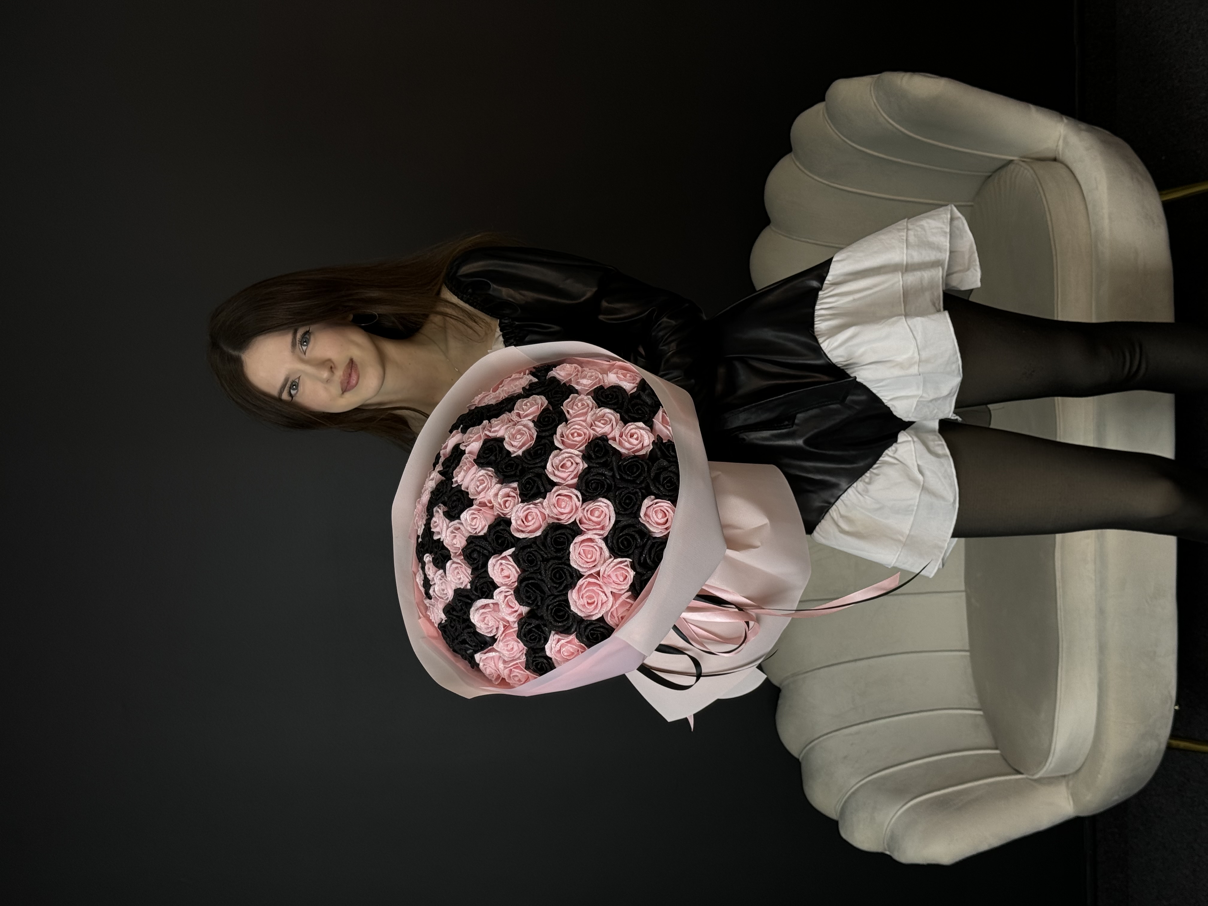 Ніжно-рожевий з чорним на 101 троянду з блискітками🩷🖤