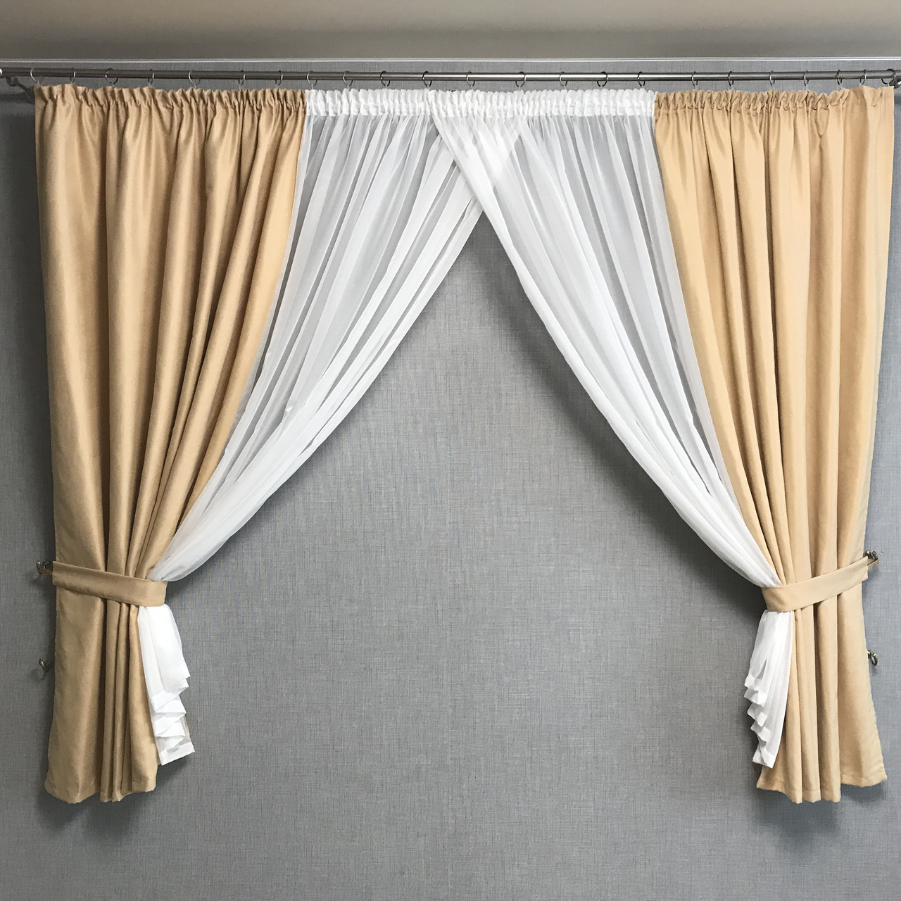 Короткі мікровелюрові штори кремового кольору з тюлем на тасьмі