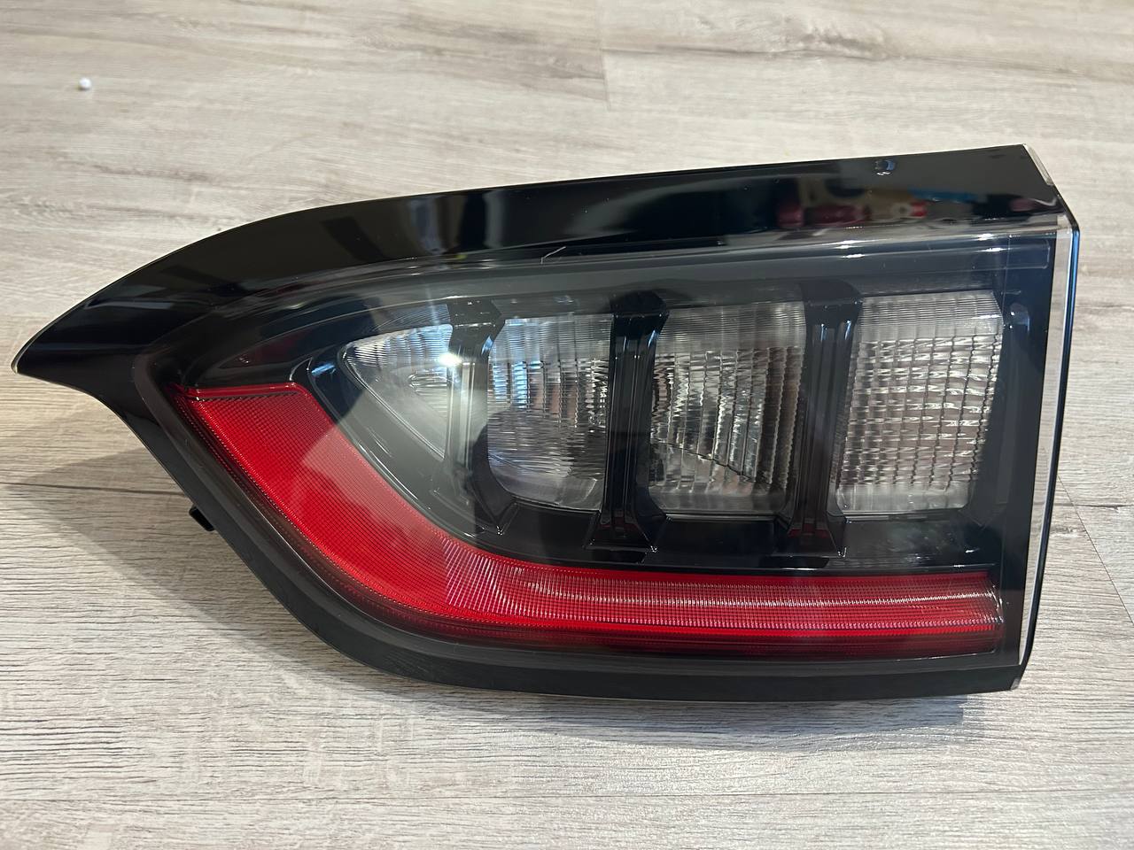 Jeep Cherokee Права сторона Б/у оригінал (Пасажирська сторона в ляду)  2019 - 2023 роки