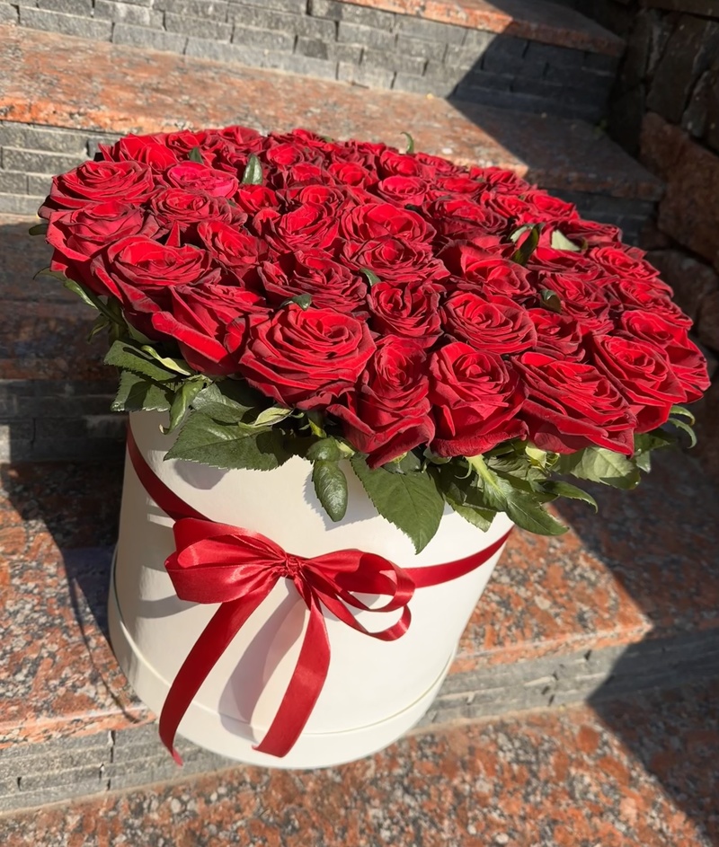 Композиція в коробці з 51 червоною трояндою