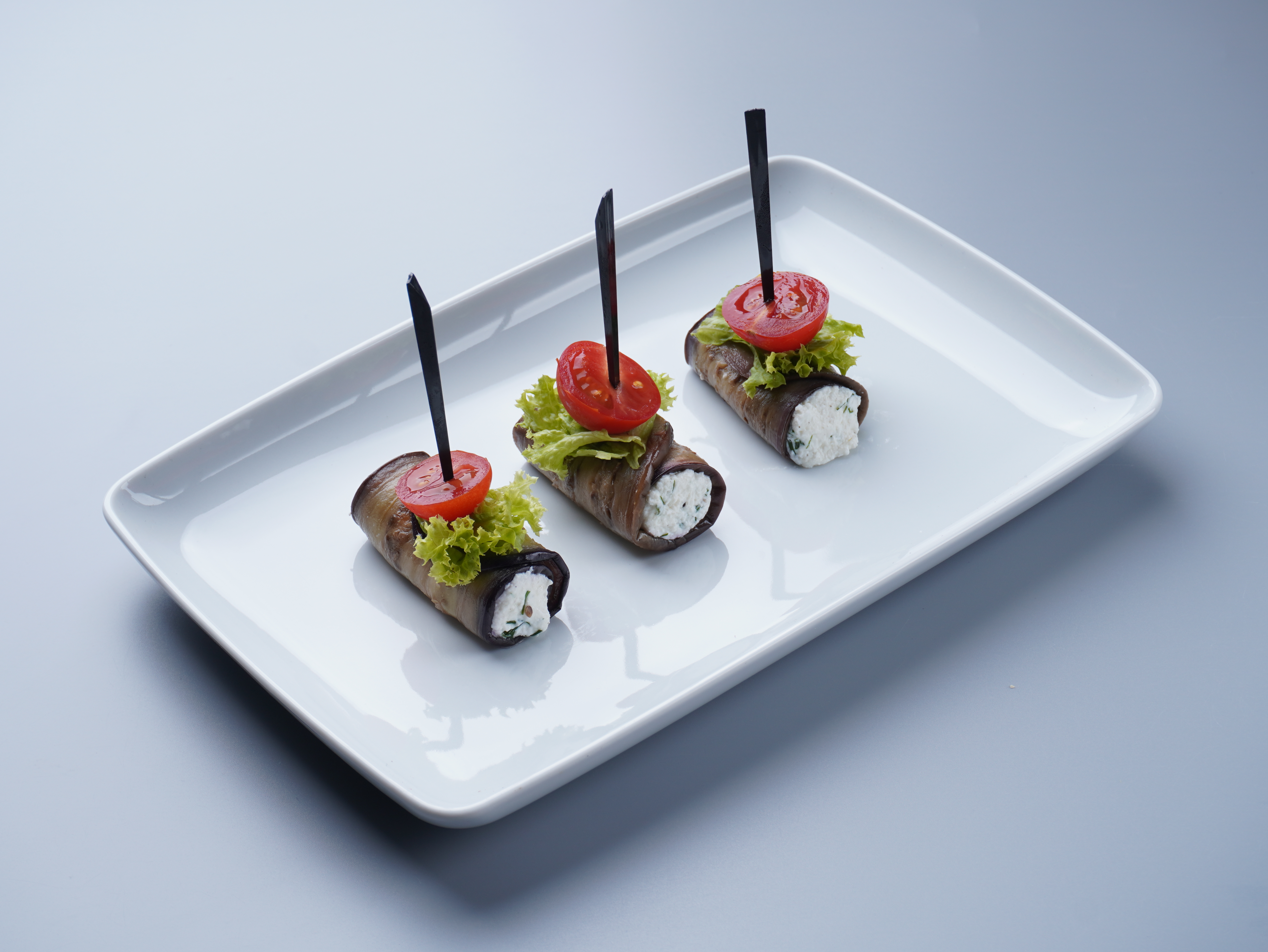 Ролл з баклажаном, солоним творогом та черрі (30 грам)