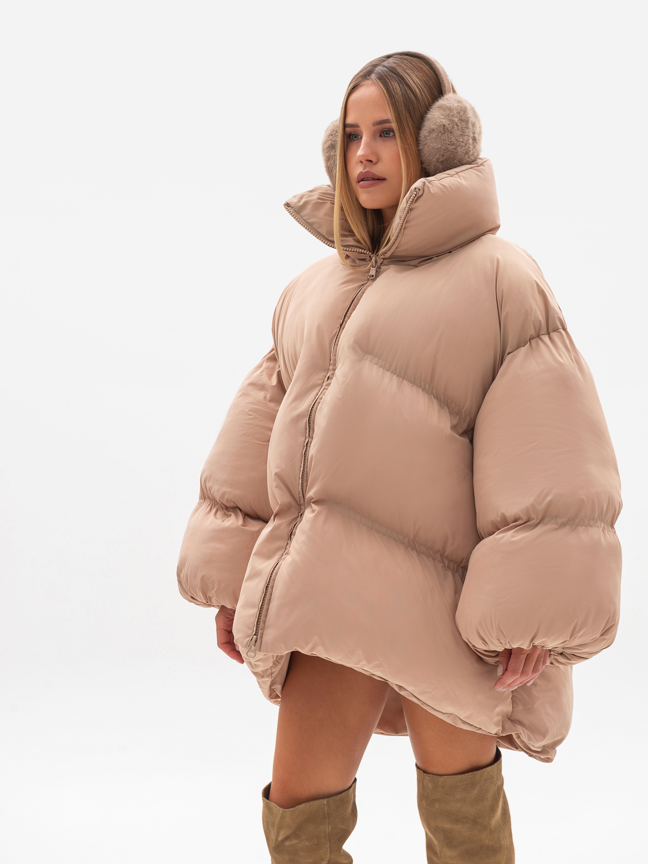 Пуховик oversized у пісочному кольорі