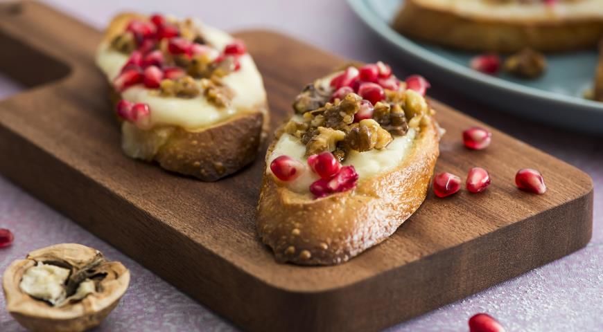 Кростіни з брі, гранатом та горіхами