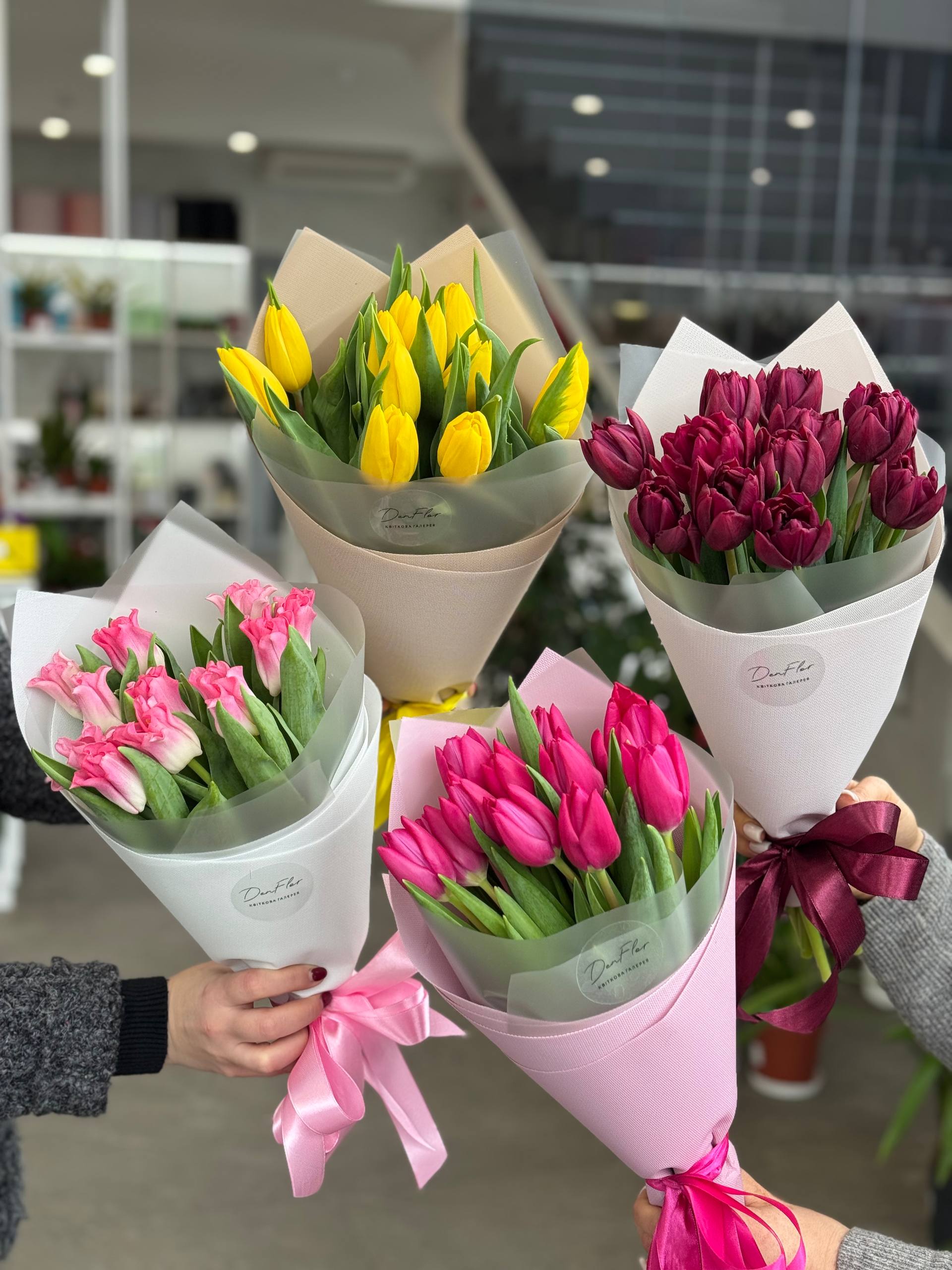 Чарівні букети з різнобарвних кольорів тюльпанів