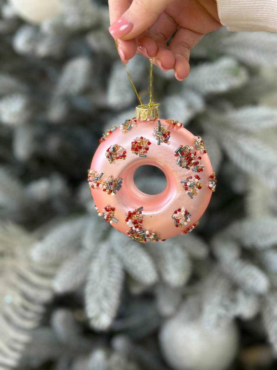 Ялинкова прикраса Пончик з декором з бісеру, 10 см