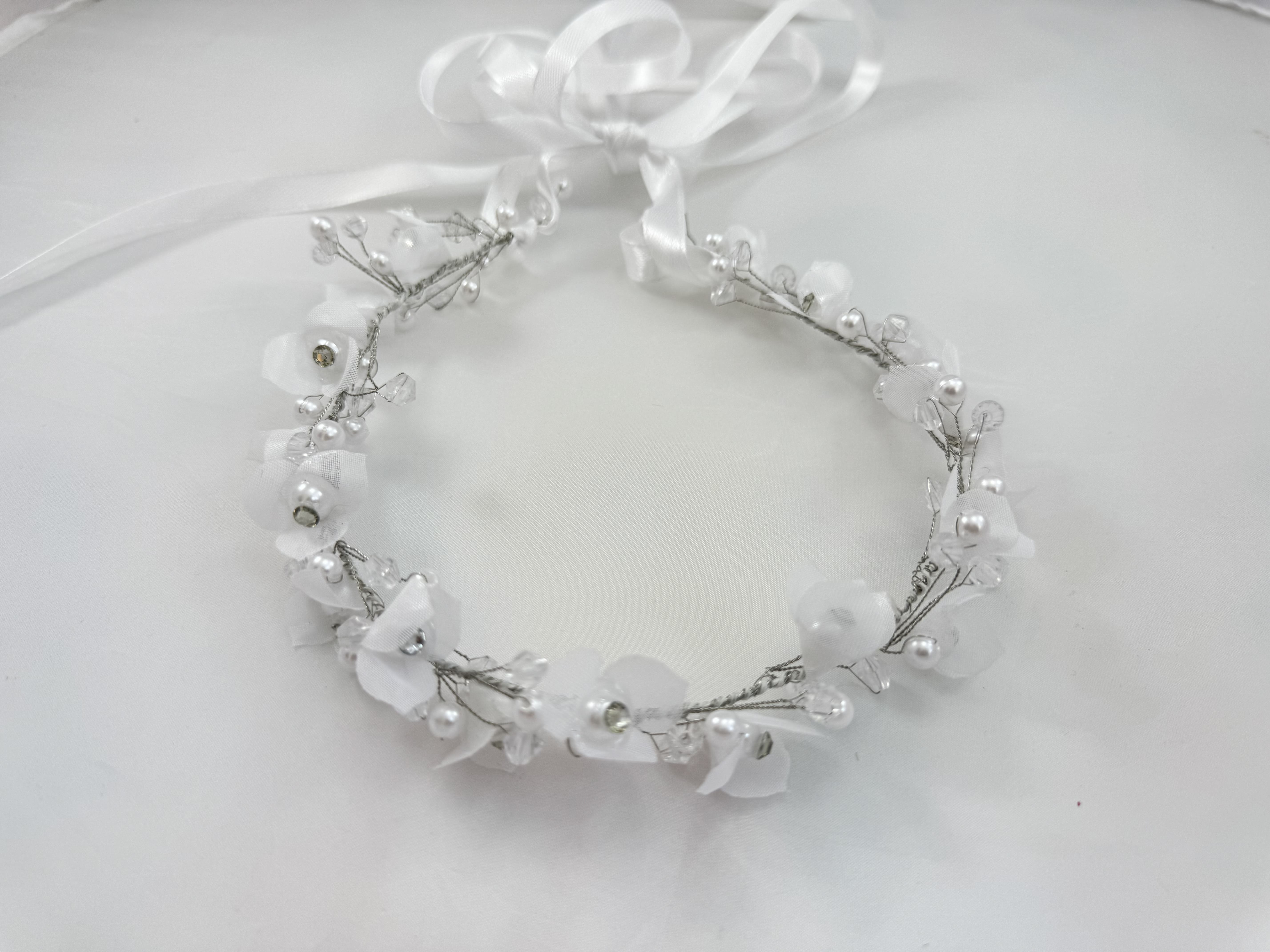 Віночок до першого причастя з білими квітами та стрічкою