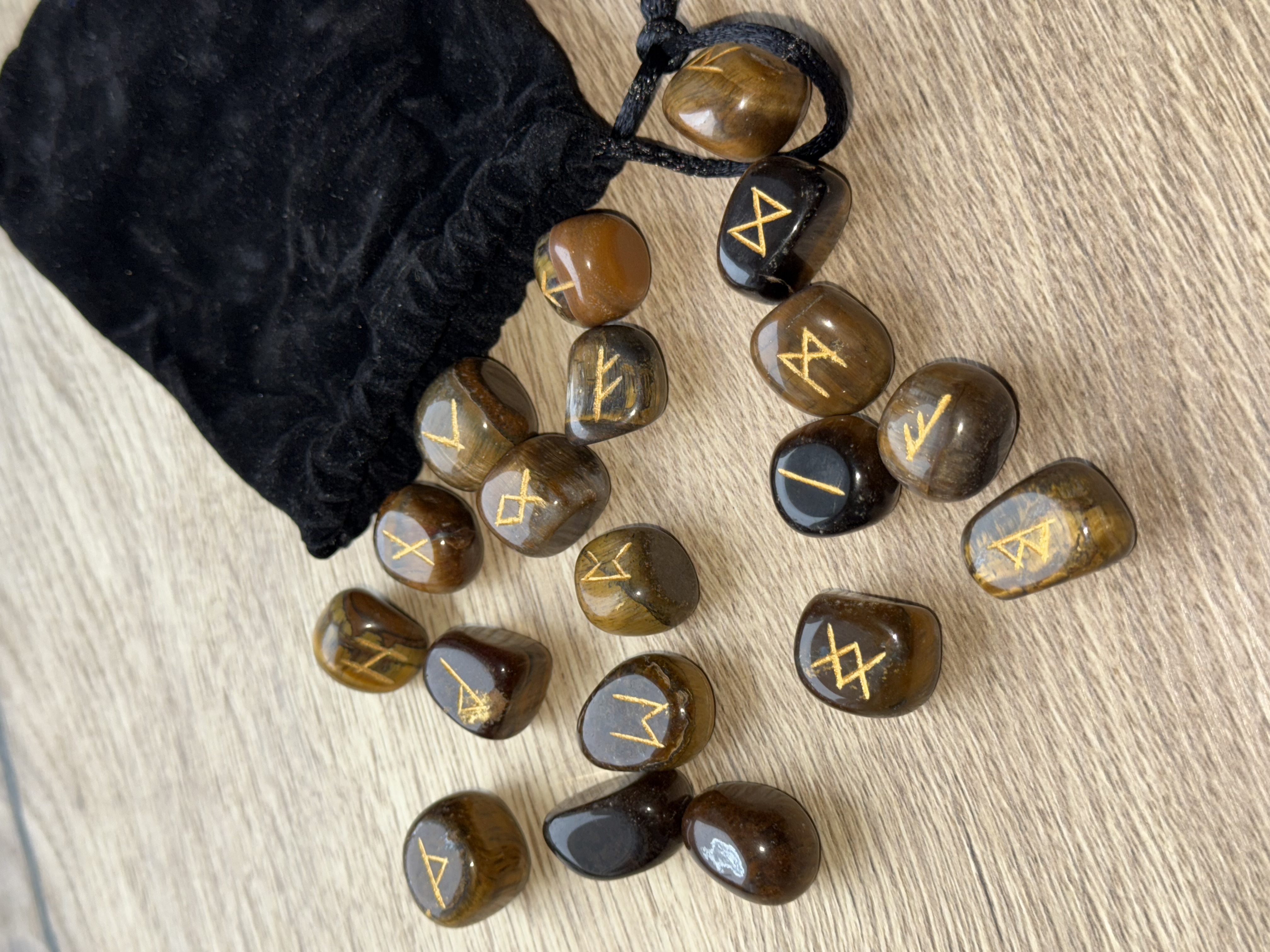 Руни з Тигрового ока