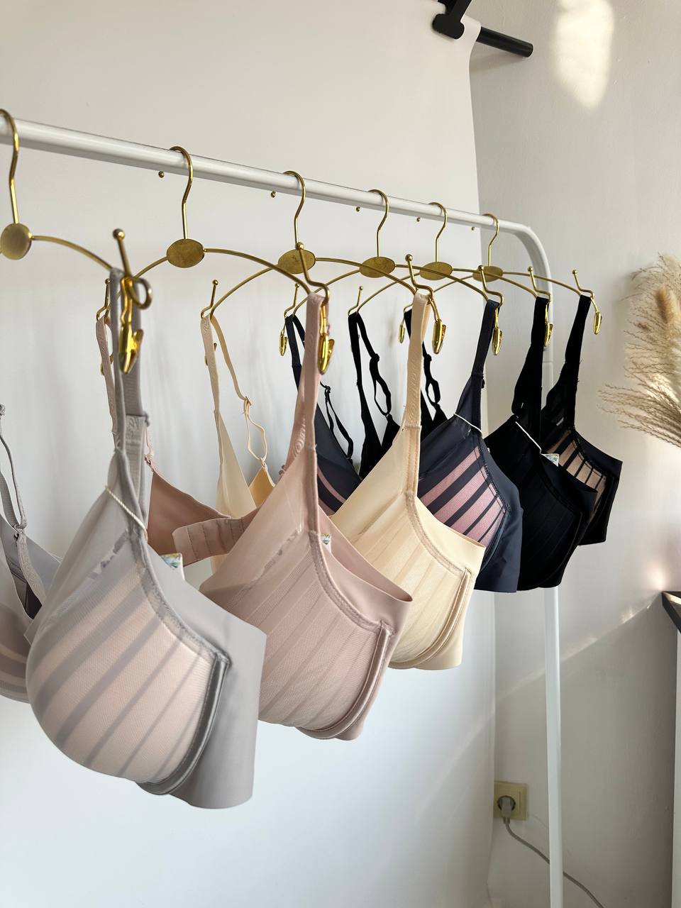 БЮСТИК НА ПАРАЛОНІ  НА ЧАШКУ С