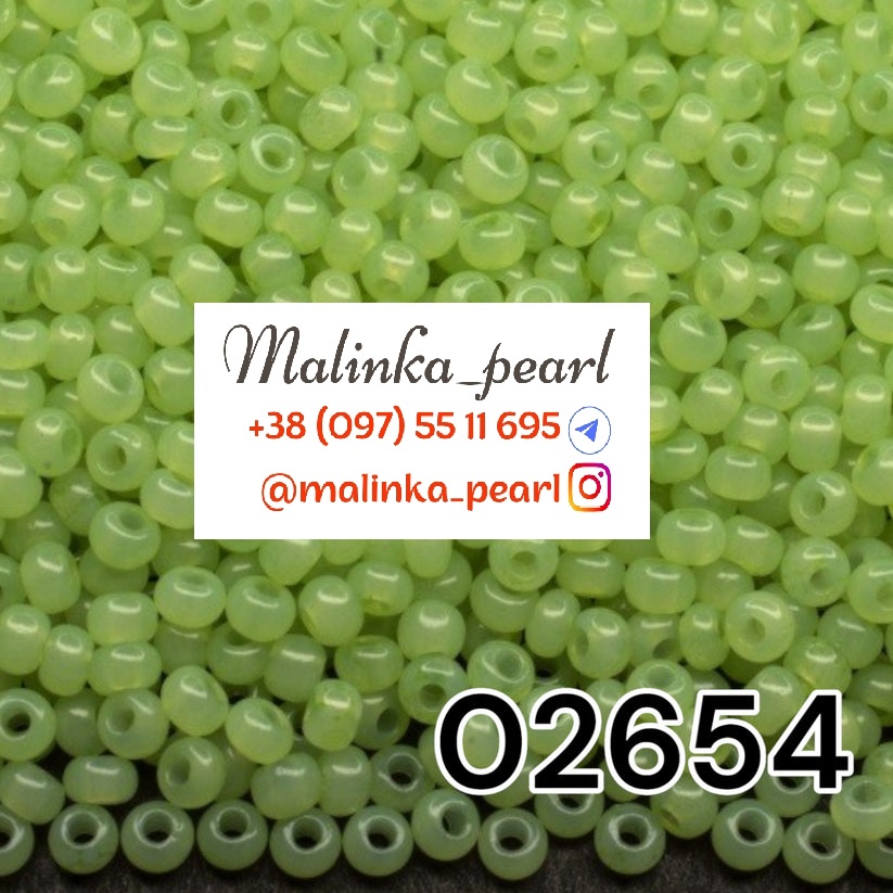 Бісер світло-смарагдовий, непрозорий, алебастровий