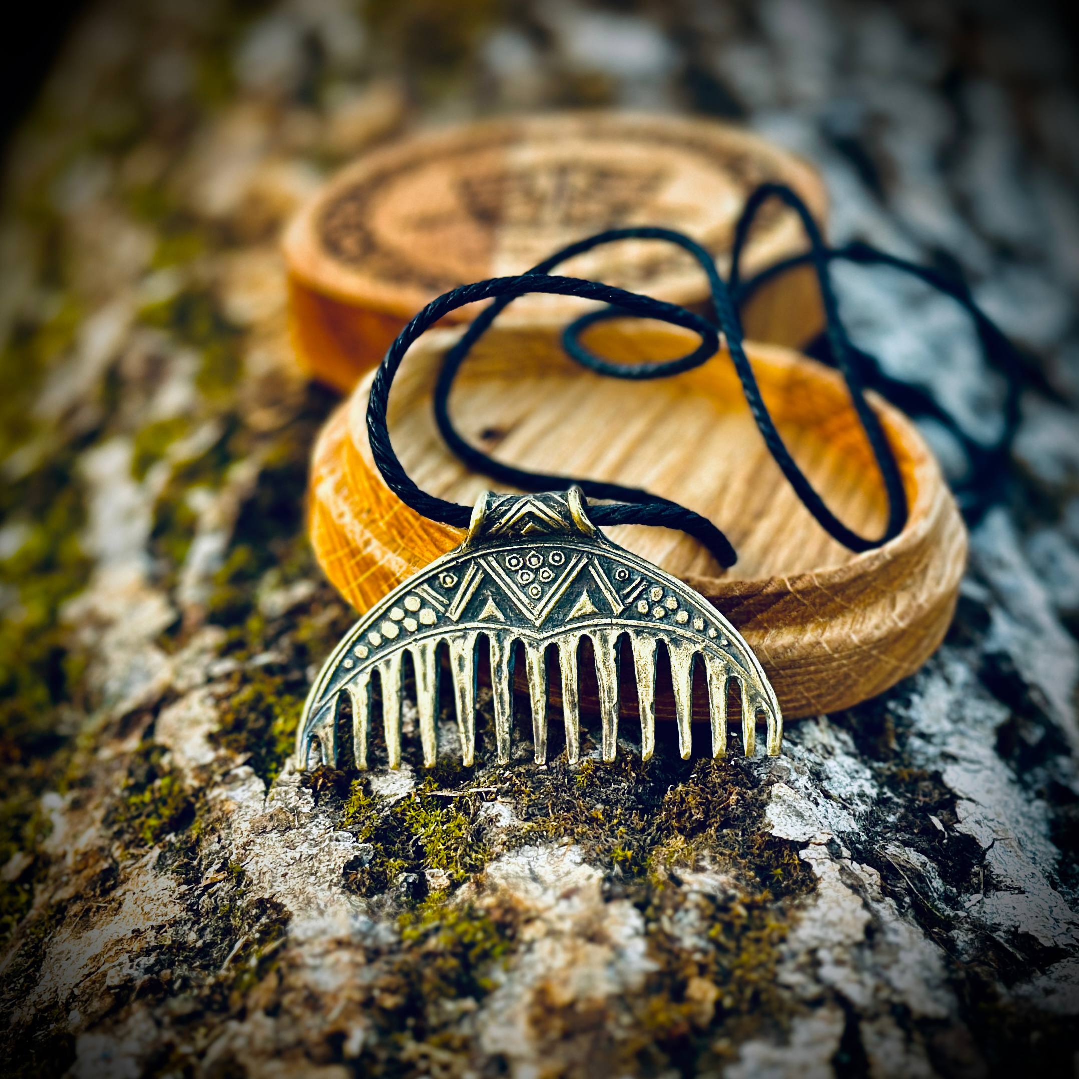 Гребінь-підвіска у формі лунниці