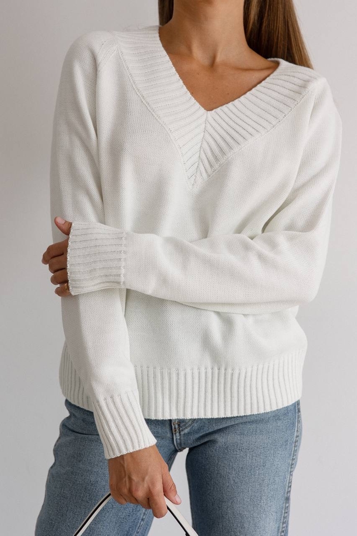 В'язаний светр із тонкої вязки 
