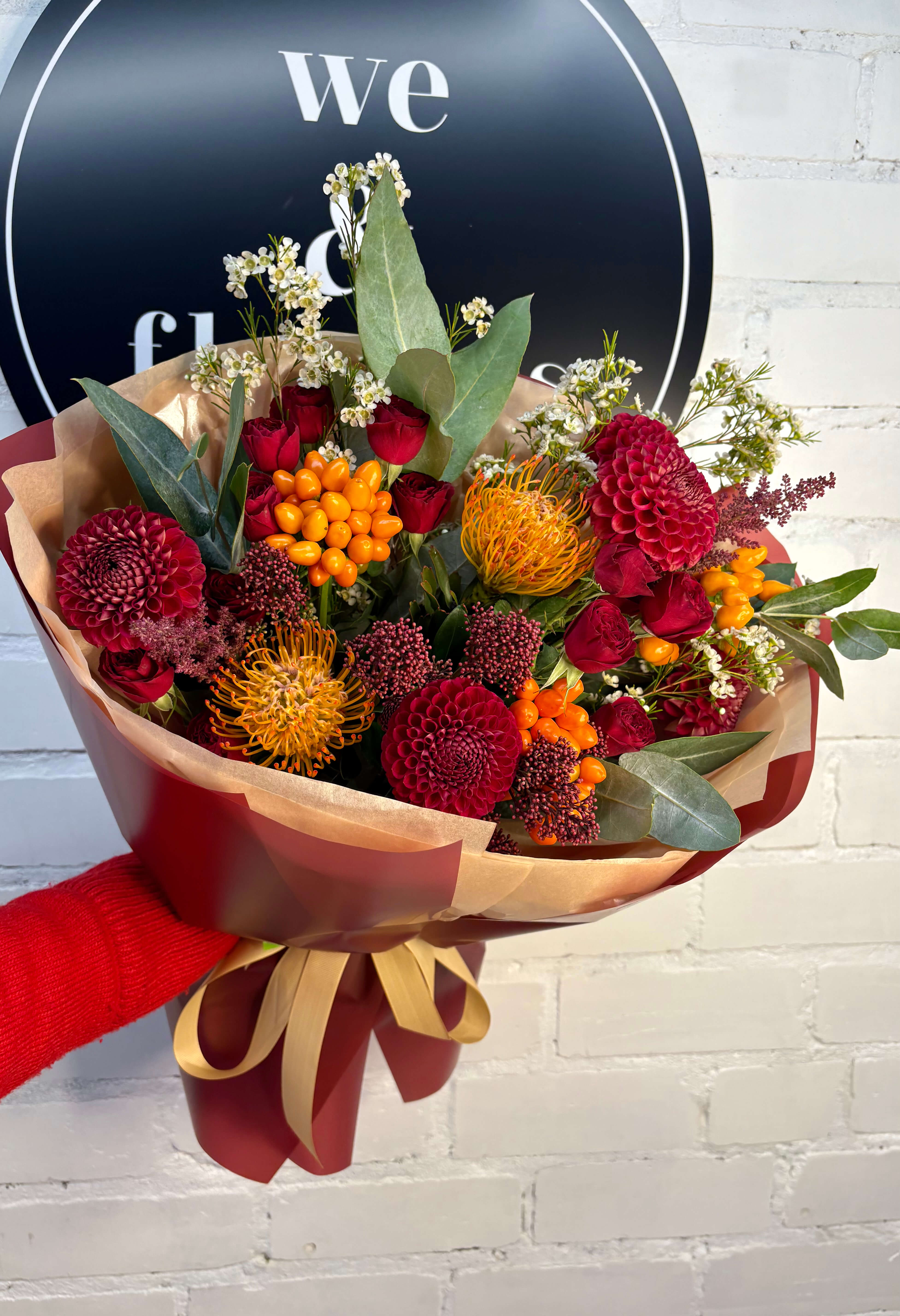 Букет осінній з трояндами, леукаспермумом та капсікумом