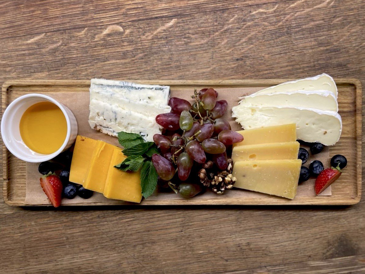 Плато свіжих та витриманих Сирів з Горіхами, Ягодами та в’яленими Фруктами (340)