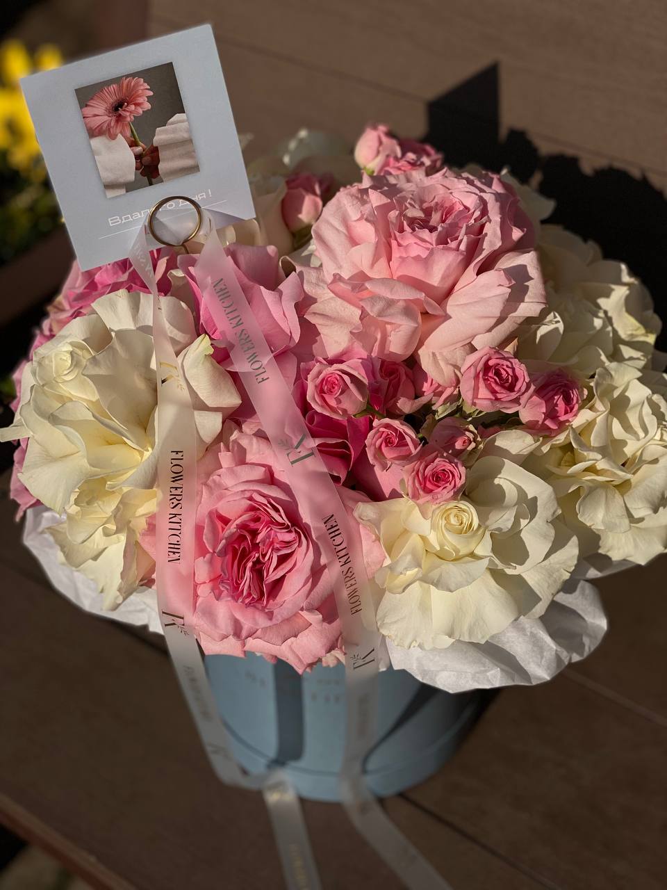 Поєднання однобутонних троянд із кущовою трояндою