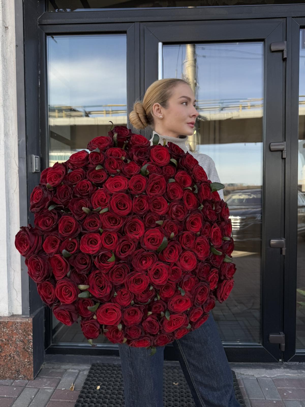 101 червона троянда "Гран Прі"