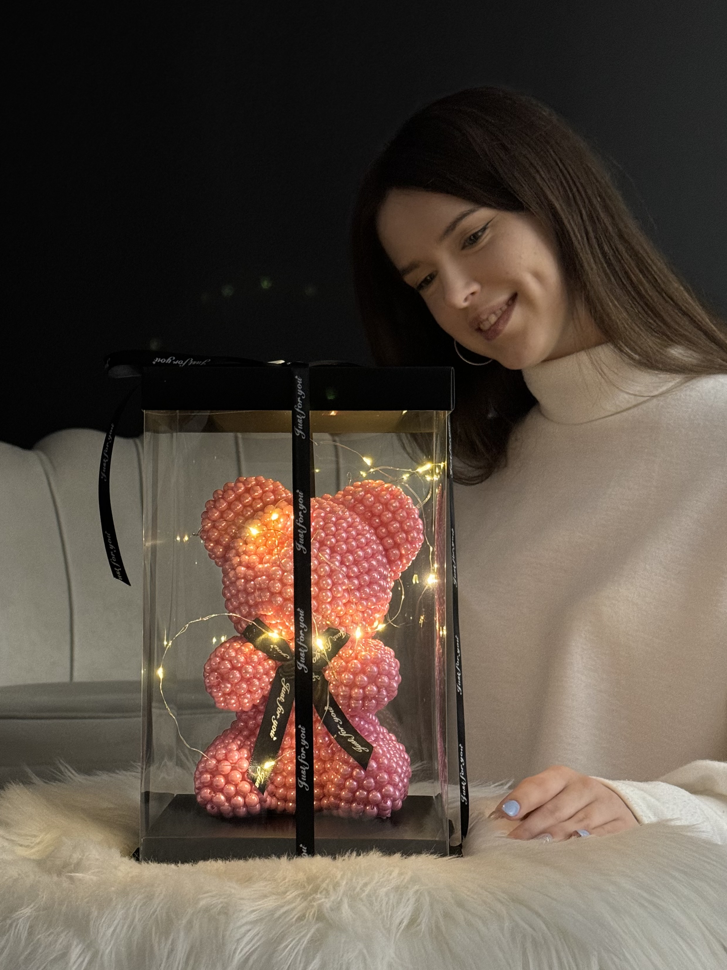 Ведмедик з перлин рожевого кольору