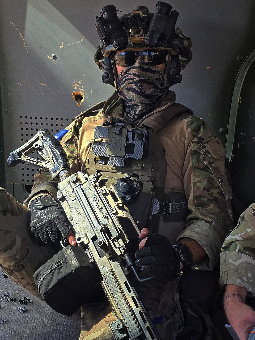 Тримач для телефону на споряджені "OneTigris Tactical Vest Phone Holder" від бренду "OneTigris".