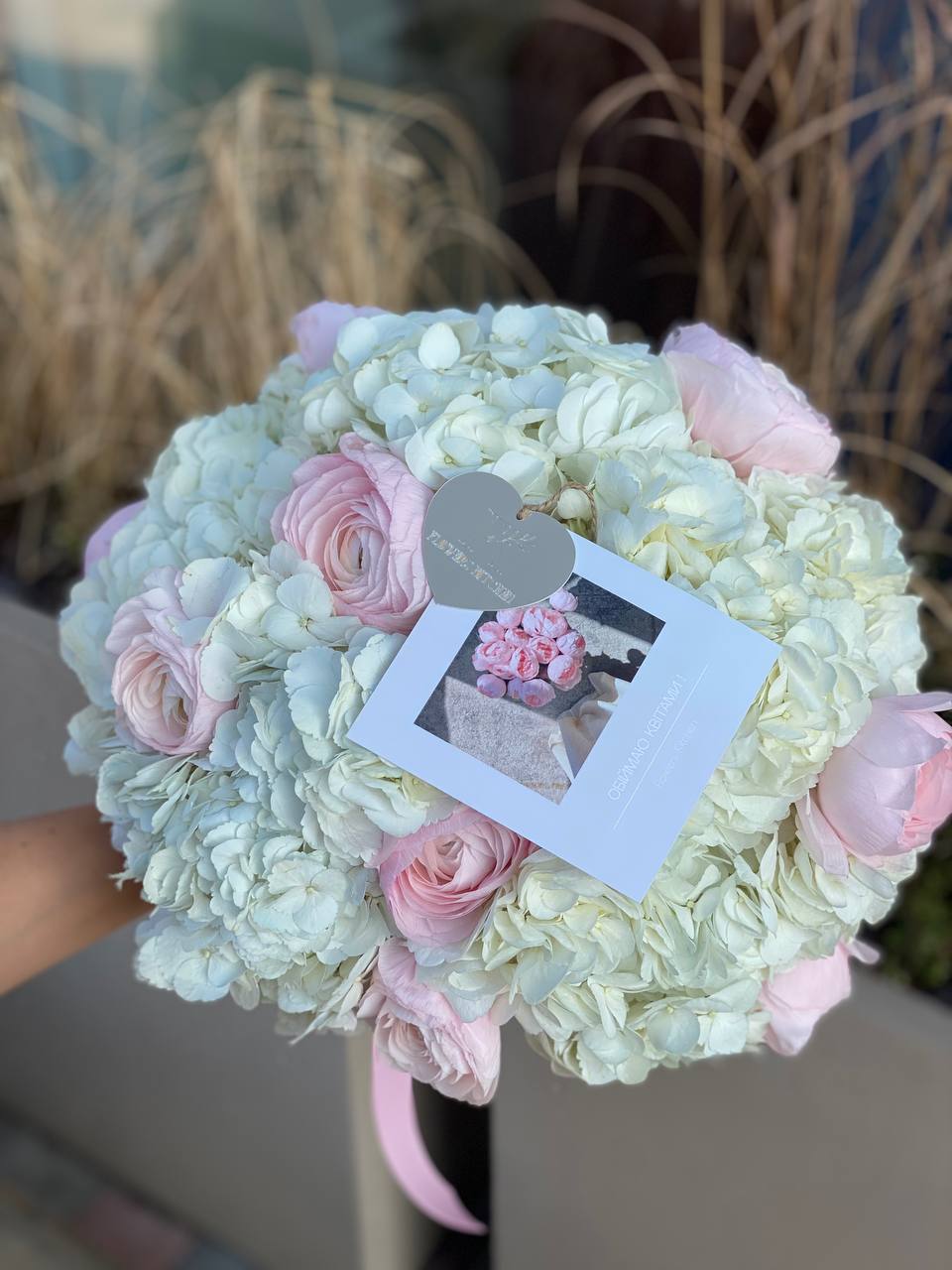 Повітряні гортензії у поєднанні з ранункулюсами