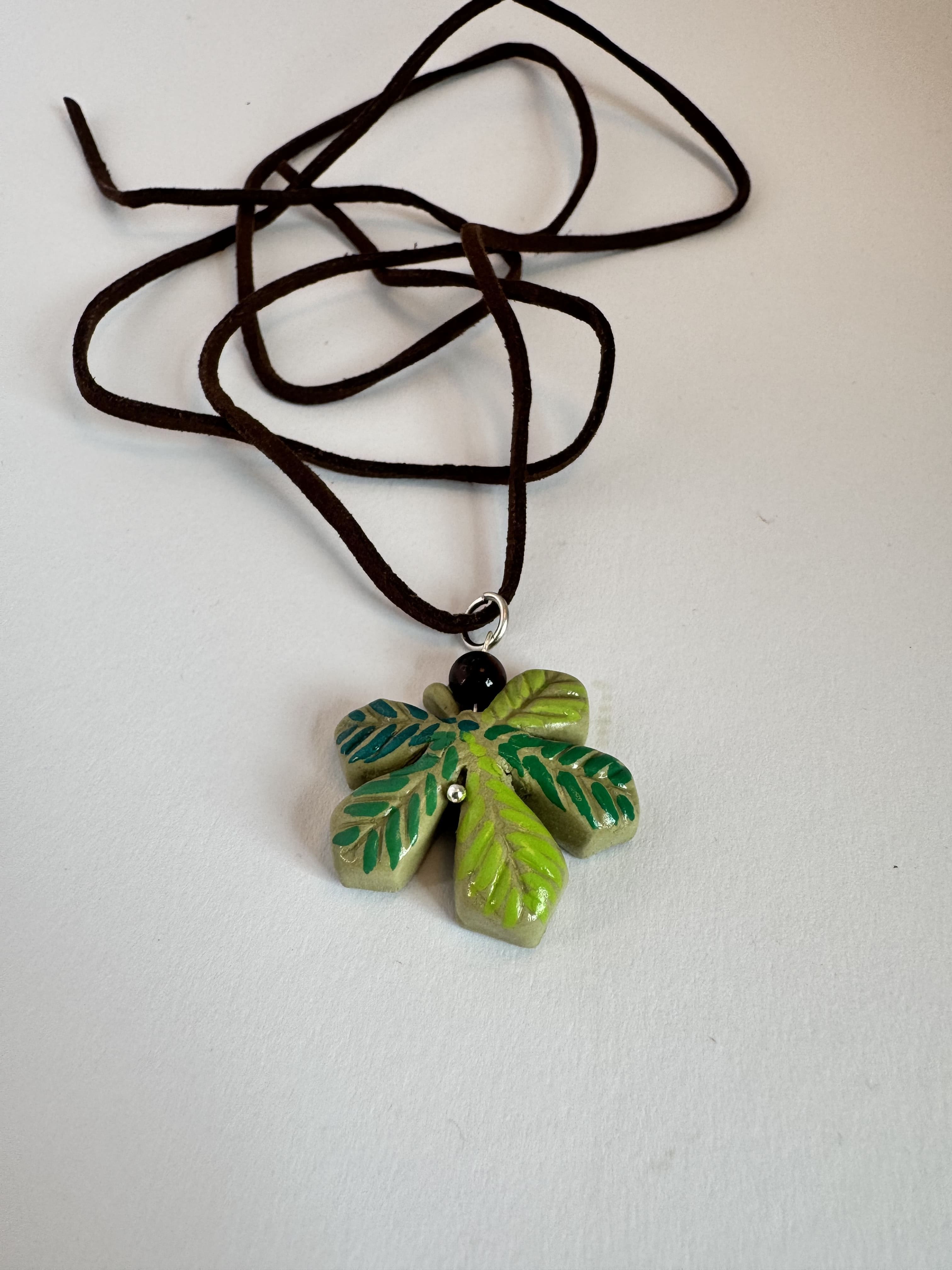 Підвіска з глини Каштановий листочок