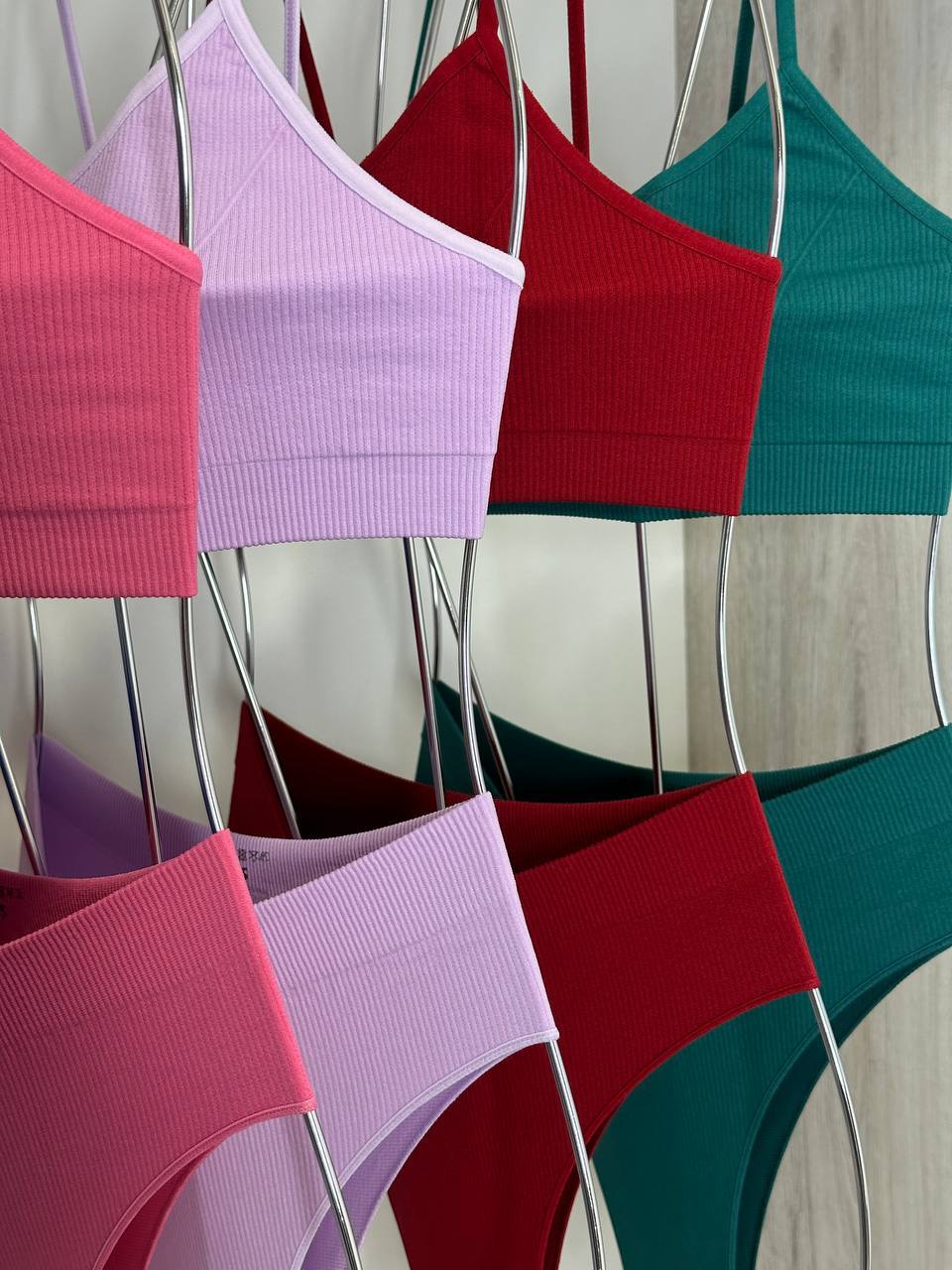 Комплект топ на тонких бретеля та трусики стрінги