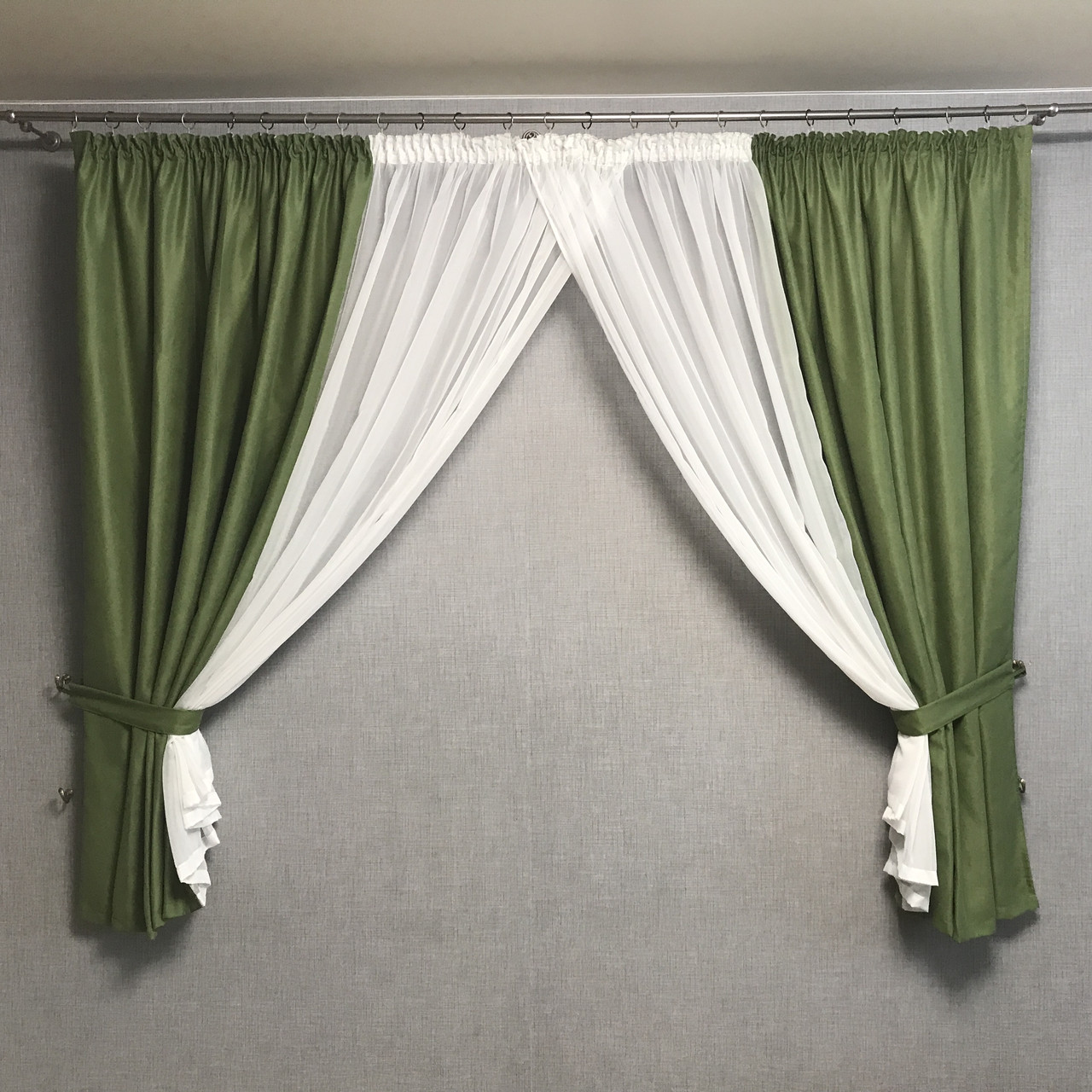 Короткі мікровелюрові штори зеленого кольору з тюлем на тасьмі