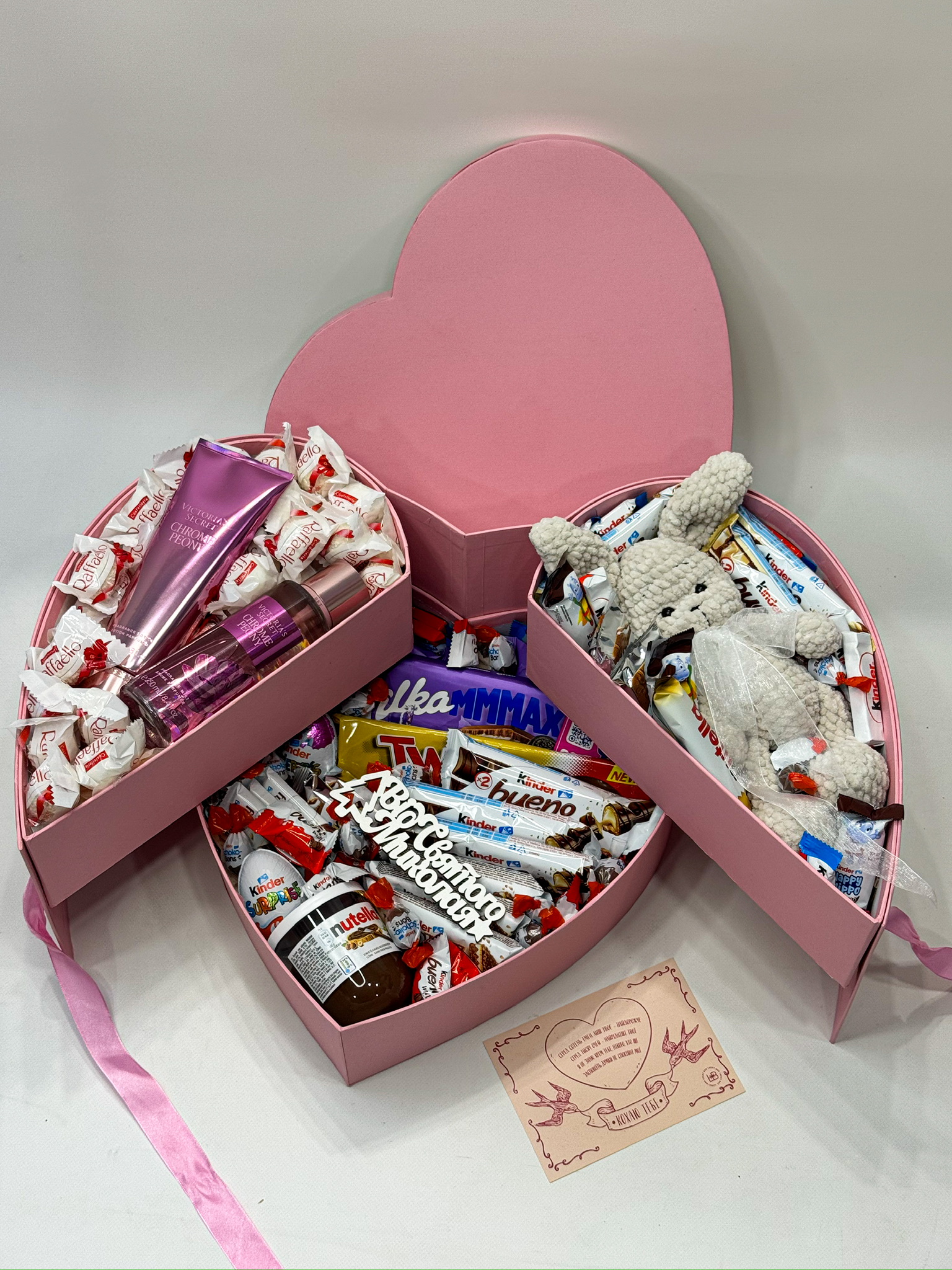 Серце крила з косметикою та іграшкою ручної роботи