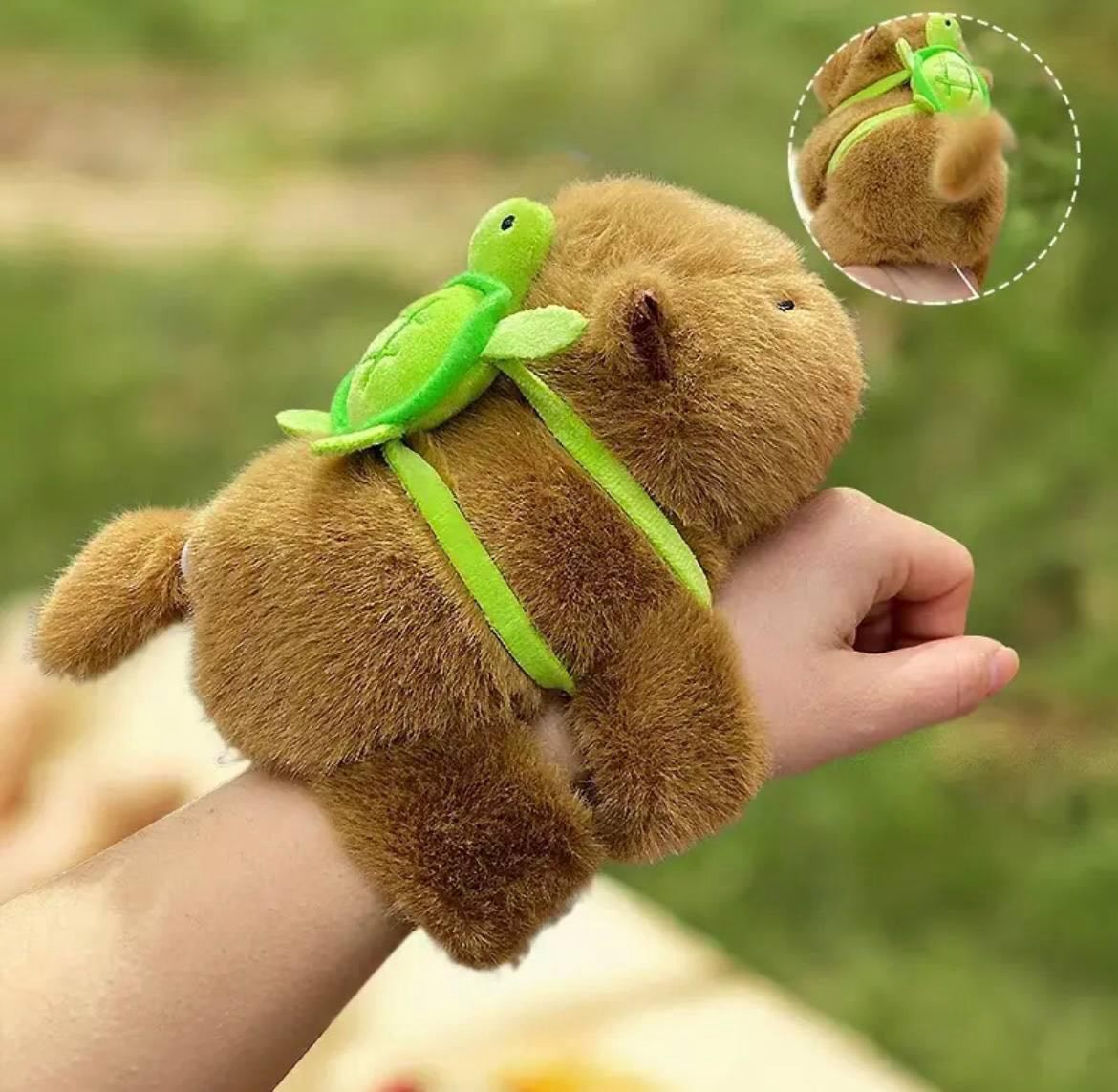 М'яка іграшка браслет Капібара на руку, з крутящимся хвостиком