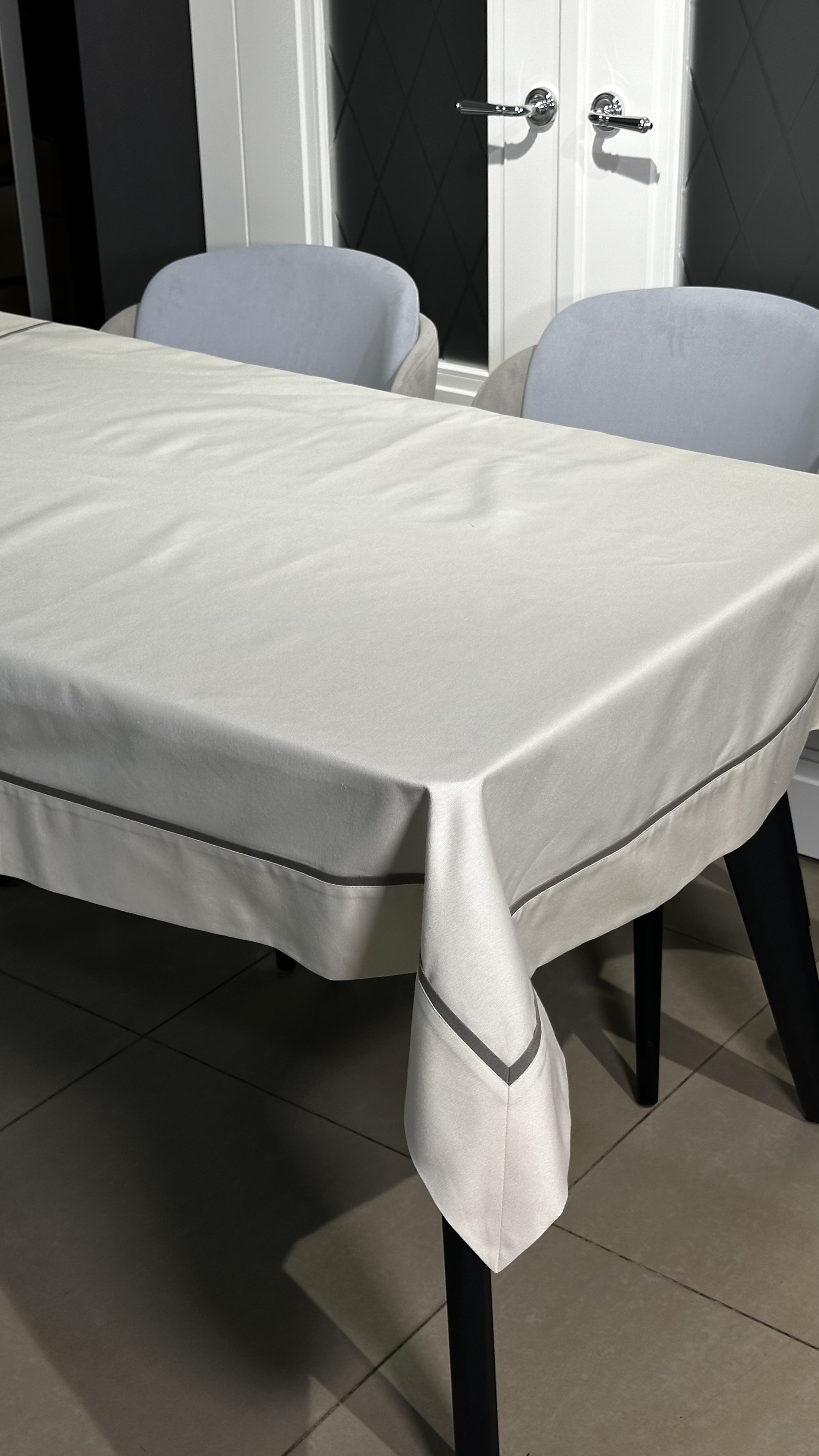 Скатертина молочна із кантом тауп 180х140