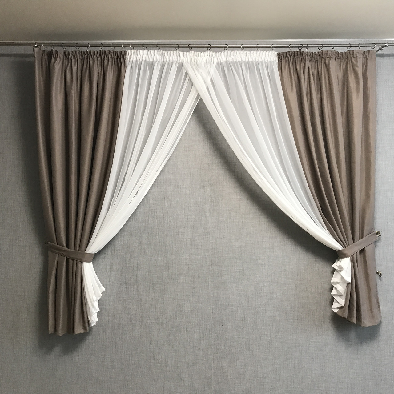 Короткі мікровелюрові штори сіро-коричневого кольору з тюлем на тасьмі