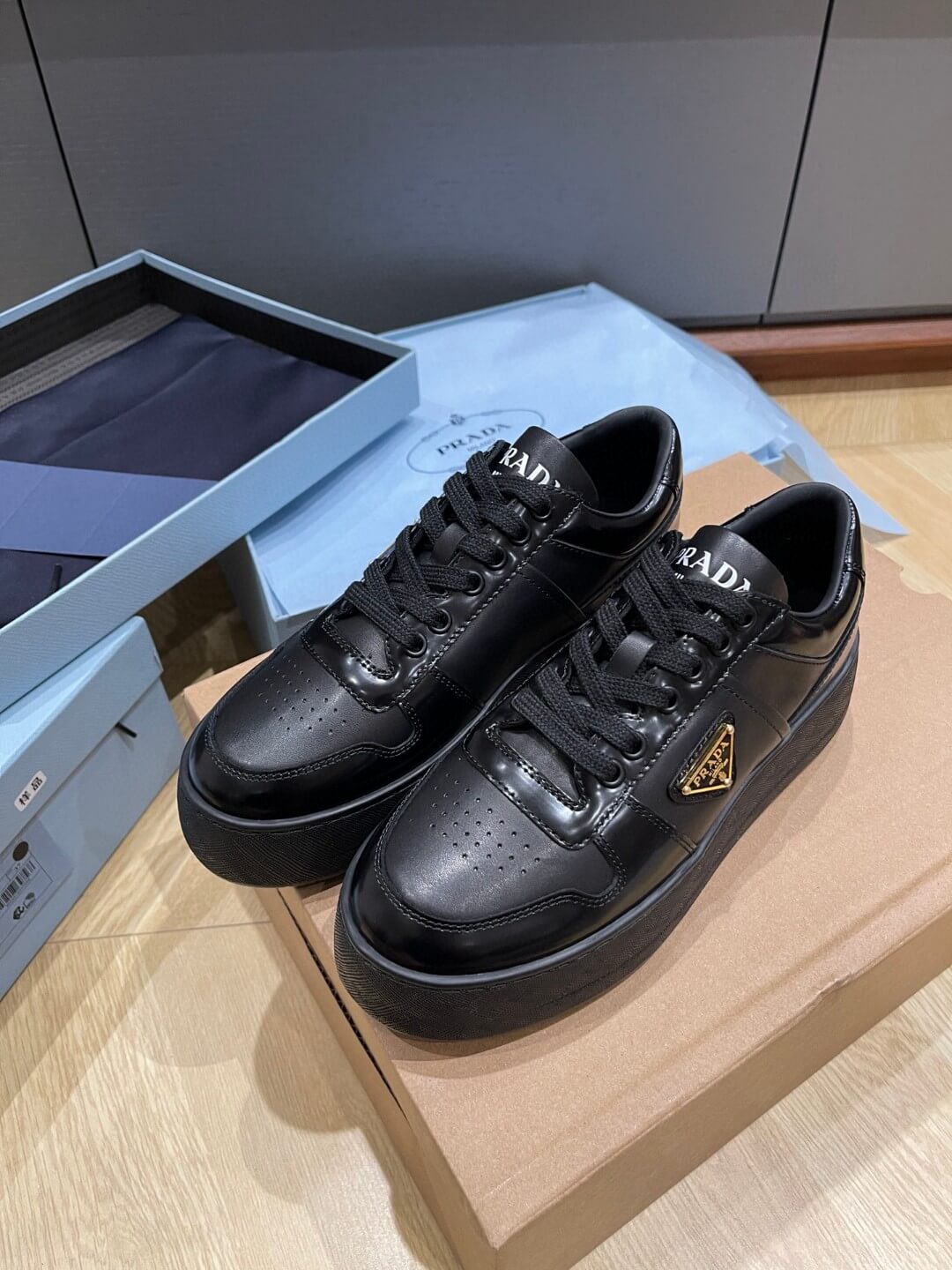 Prada кросівки