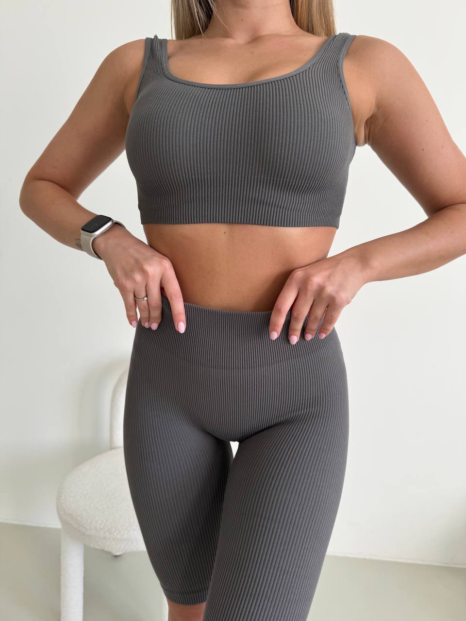 Кроп топ в рубчик на широких брителях в сірому кольорі