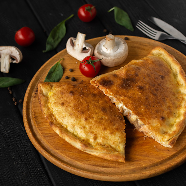 Кальцоне з куркою та грибами
