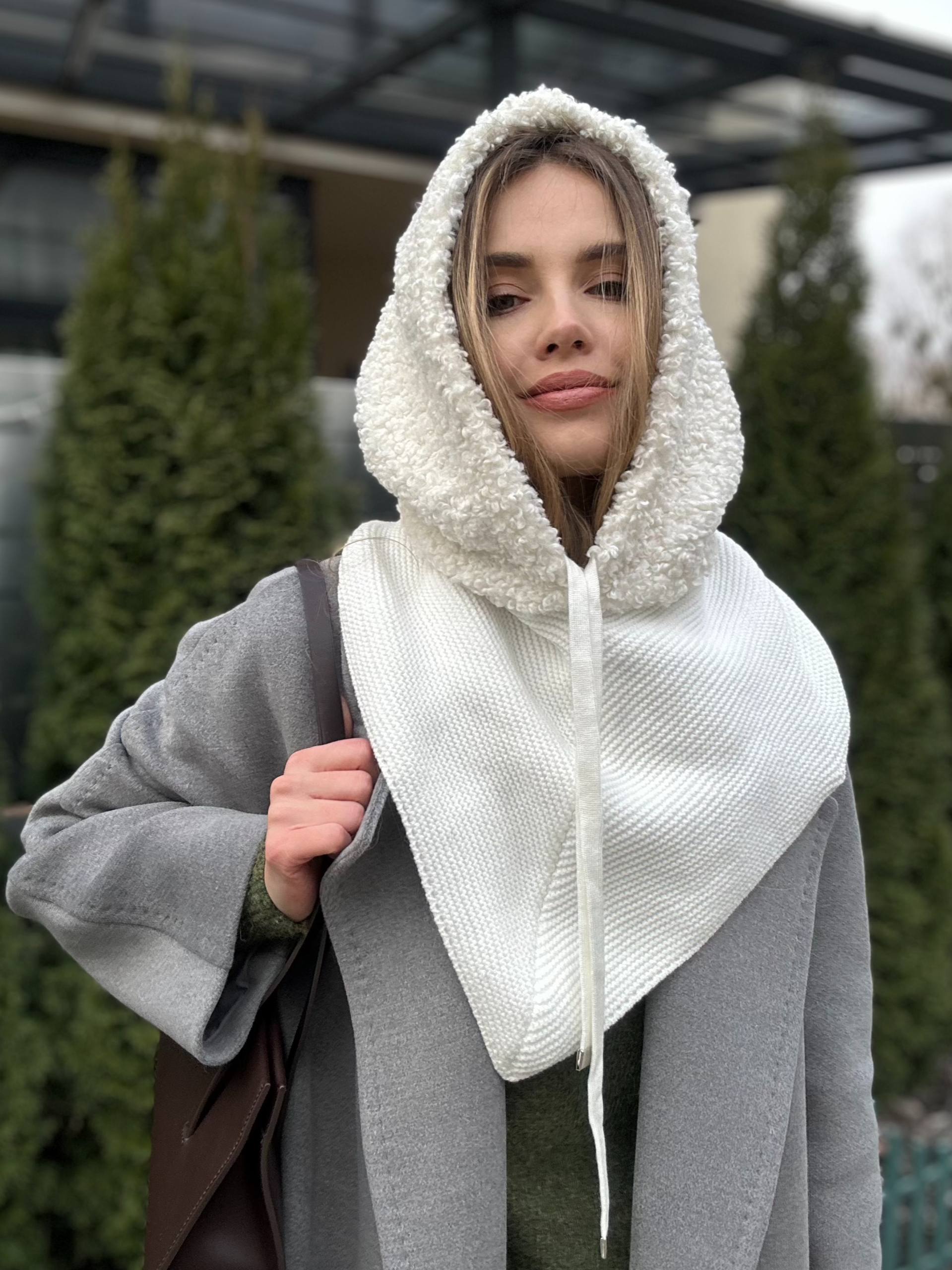 Капор букле на флісі з завʼязками молочний