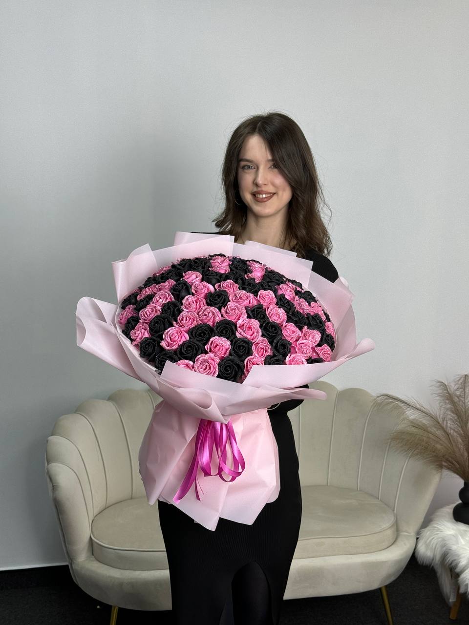 Рожевий з чорним на 101 троянду з блискітками 💖