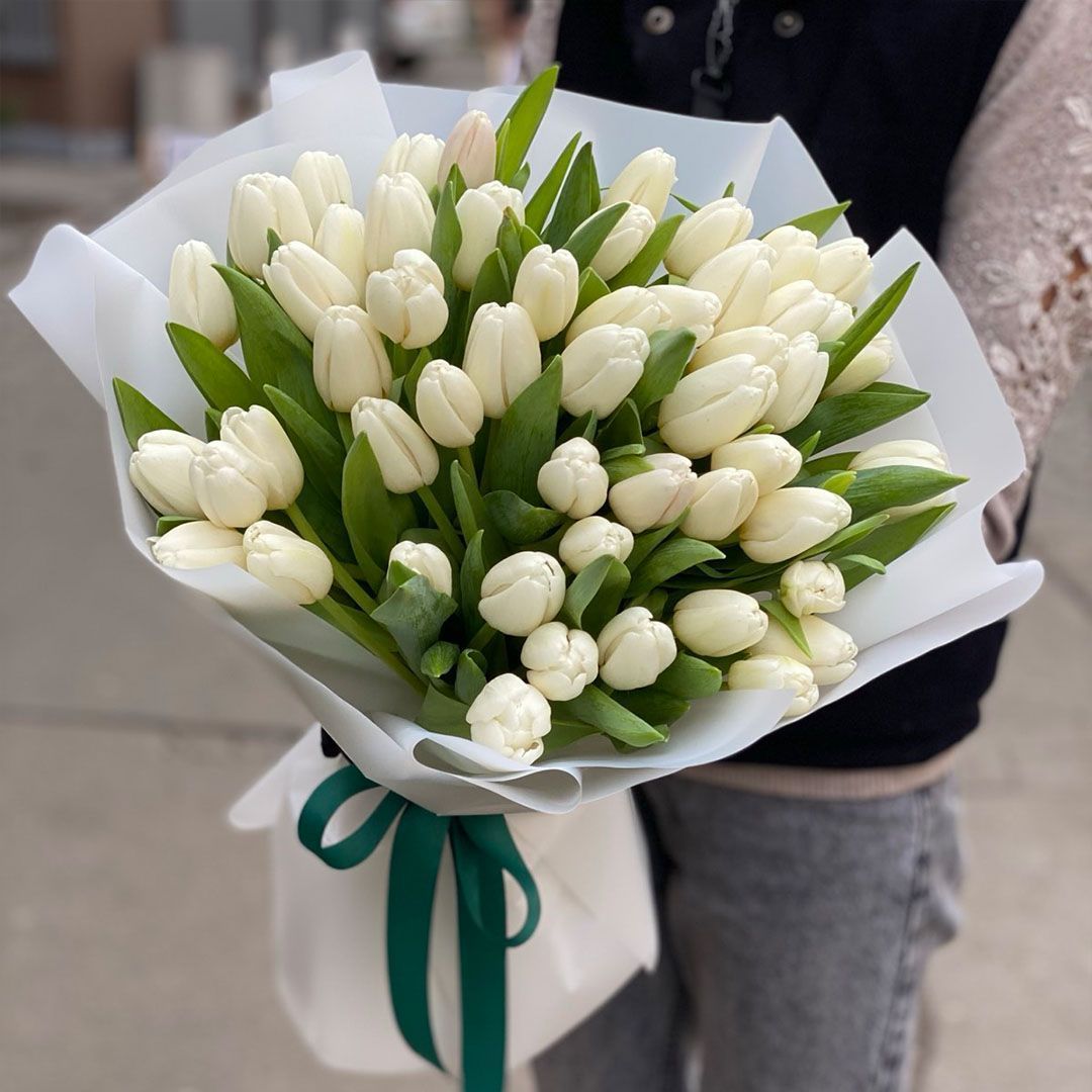 Букет з 51 білого тюльпана