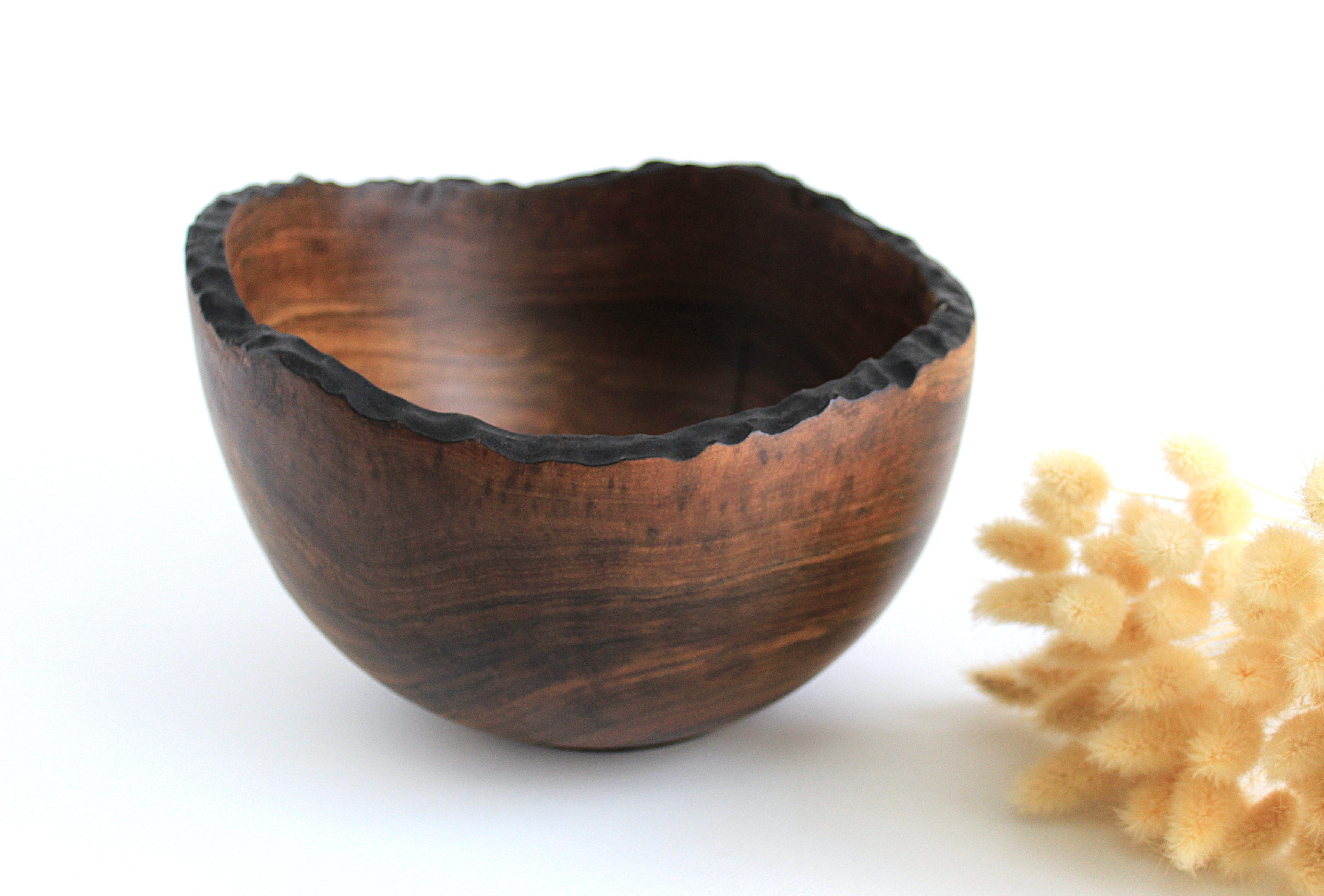 Фруктовниця з горіха ручної роботи