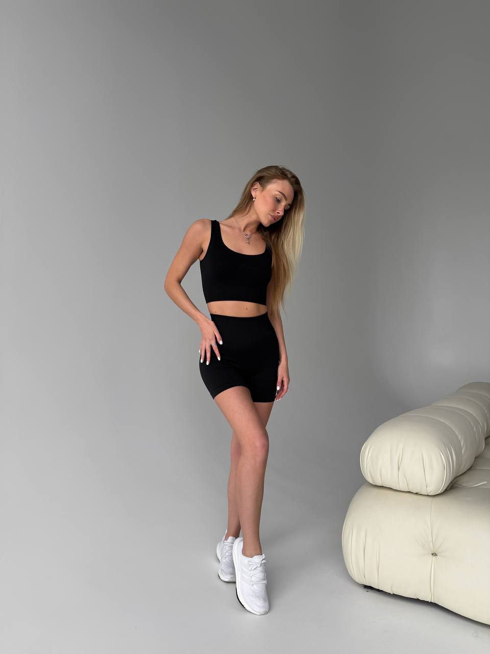 Топ на широких бретельках в рубчик в чорному  кольорі