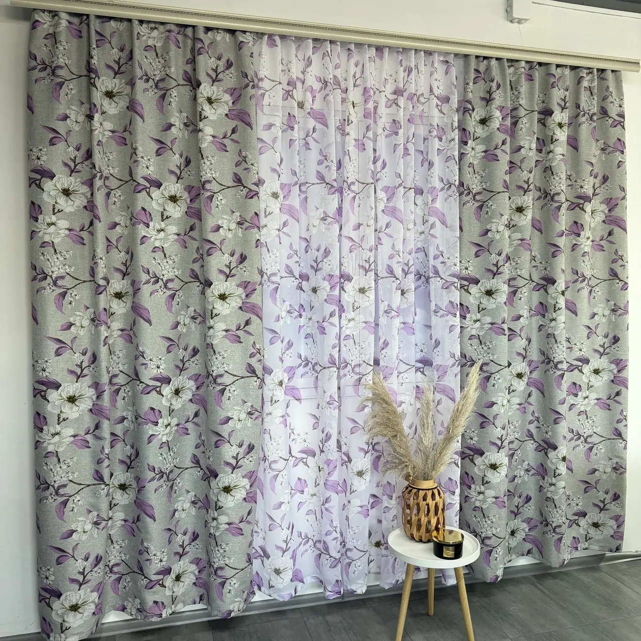 Лляні штори з тюлем з принтом квітів фіолетового кольору на тасьмі